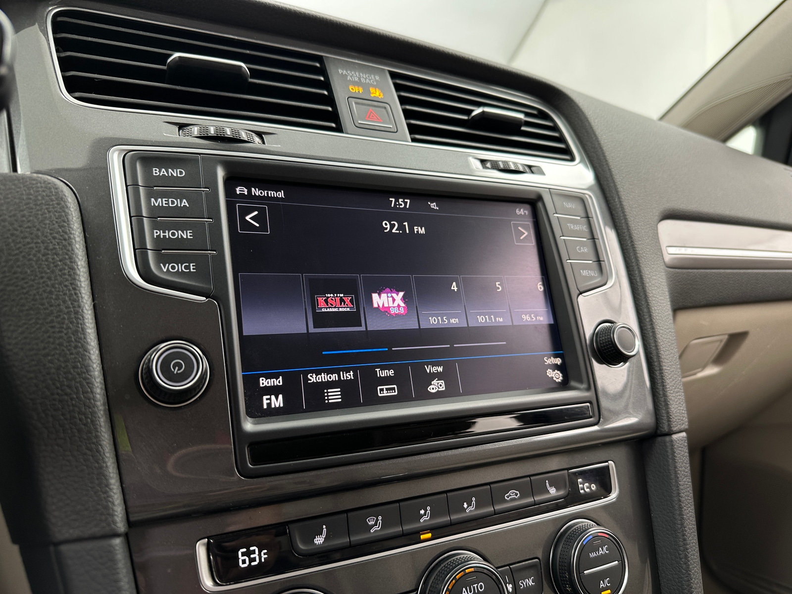 Thumbnail: 2016 Volkswagen e-Golf - 4