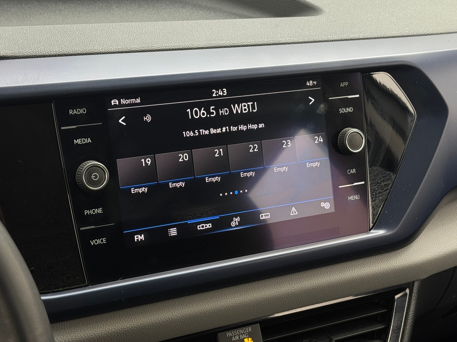 Thumbnail: 2022 Volkswagen Taos - 4