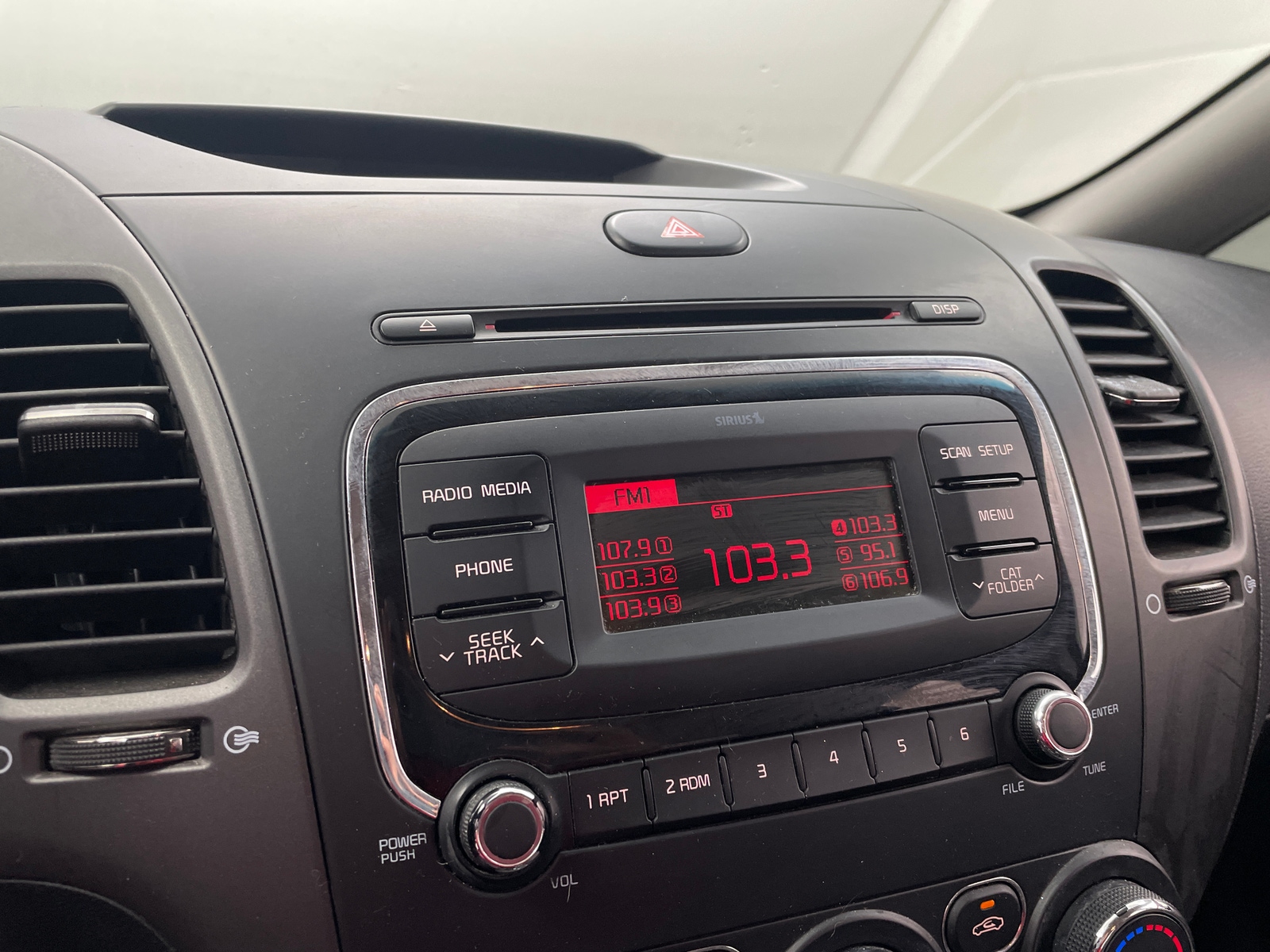 Thumbnail: 2017 Kia Forte - 4