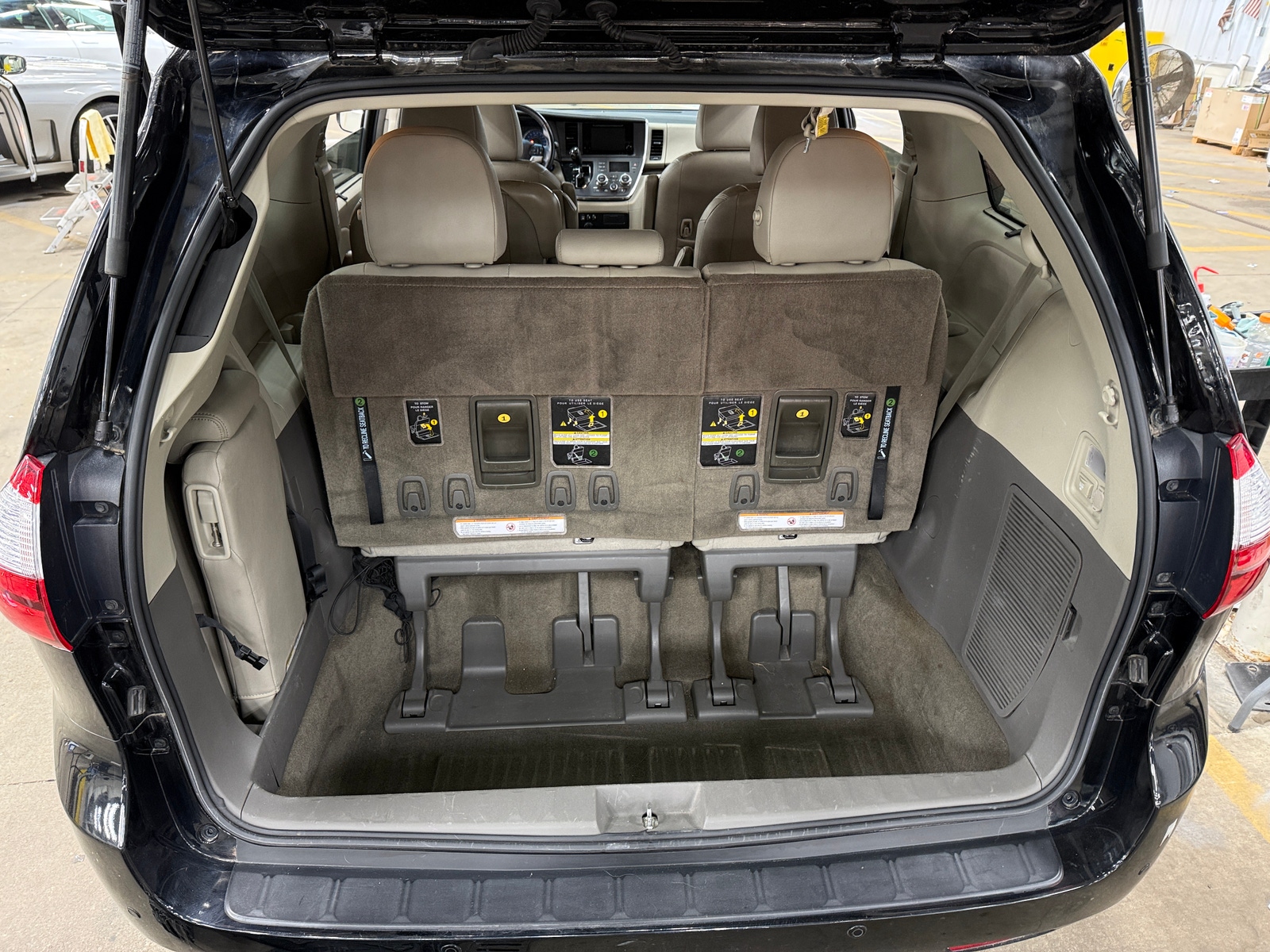 Thumbnail: 2017 Toyota Sienna - 6