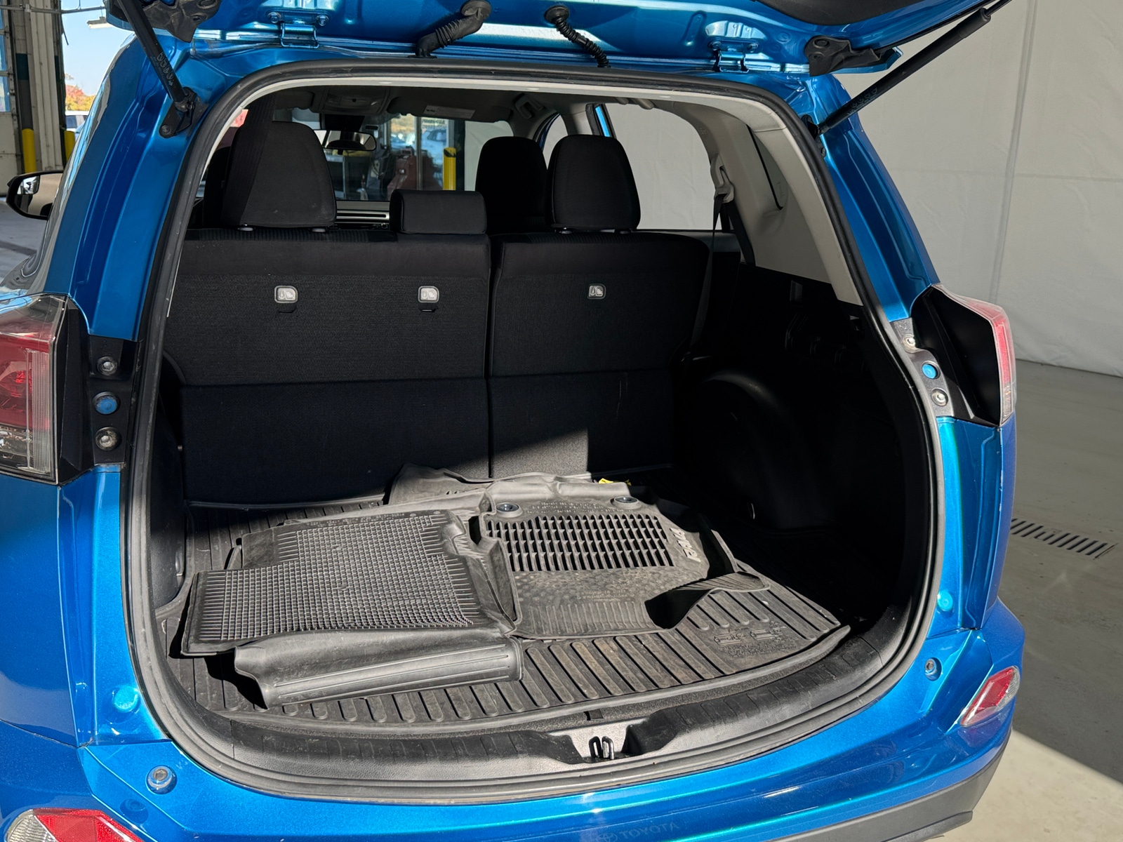 Thumbnail: 2018 Toyota RAV4 - 7