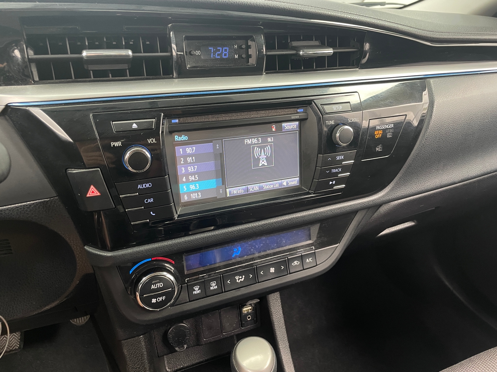 Thumbnail: 2015 Toyota Corolla - 4