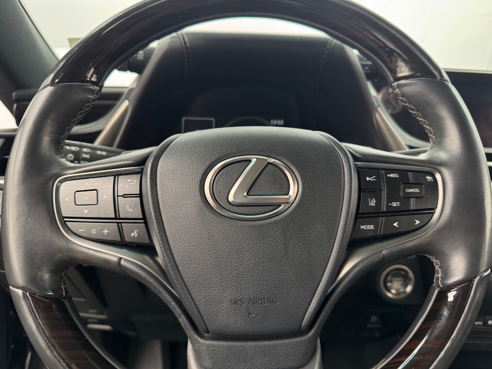 Thumbnail: 2020 Lexus ES - 4