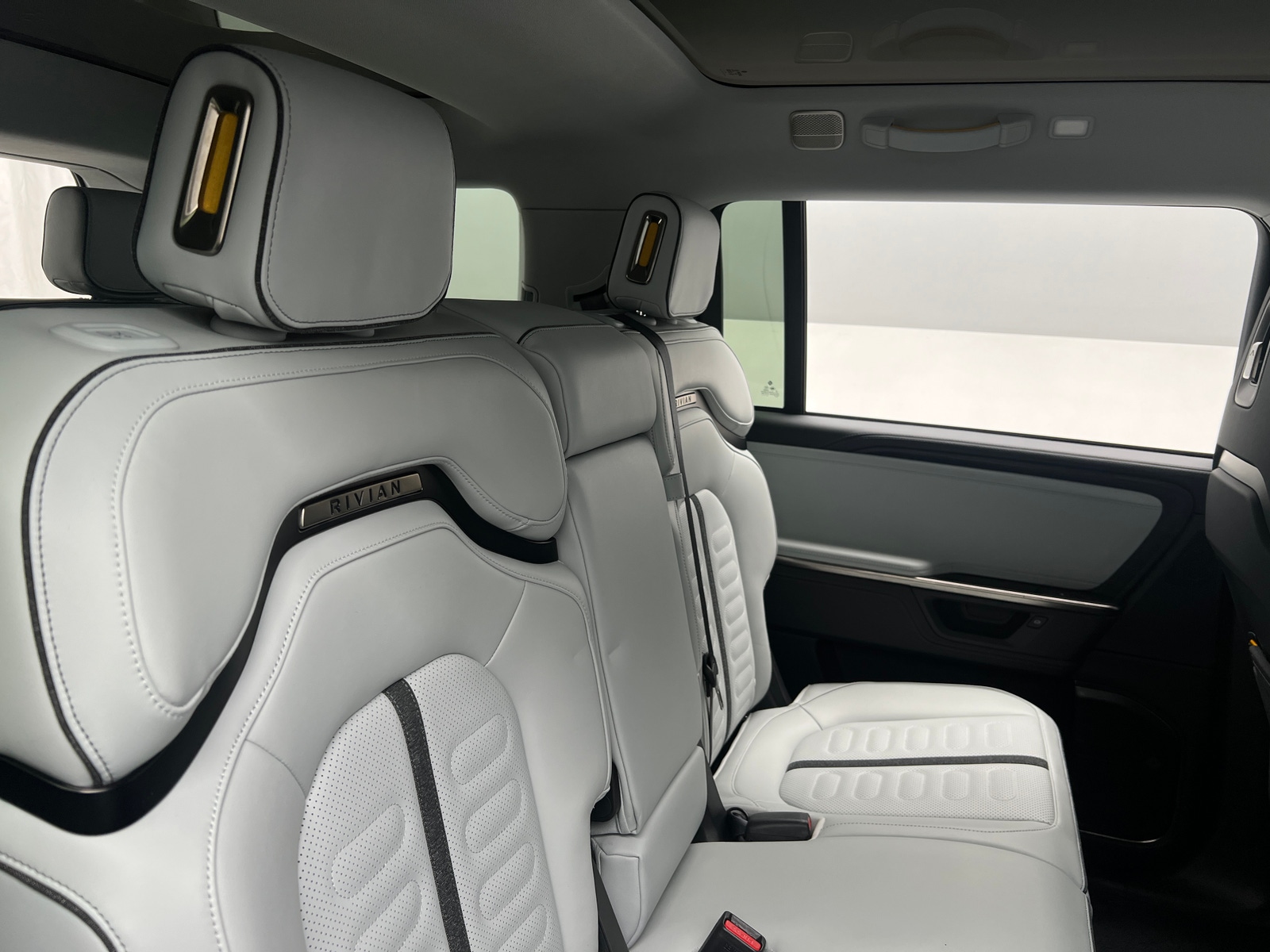 Thumbnail: 2025 Rivian R1S - 5