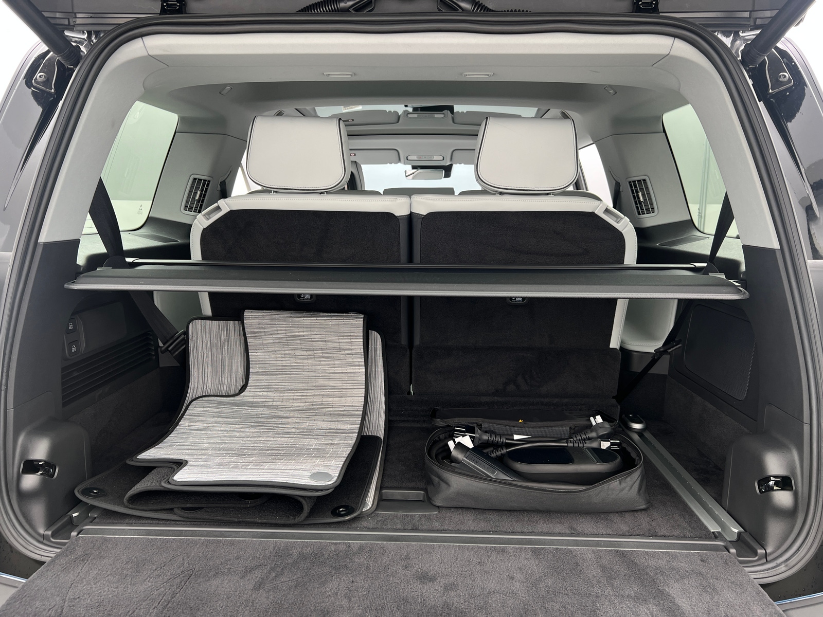 Thumbnail: 2025 Rivian R1S - 6