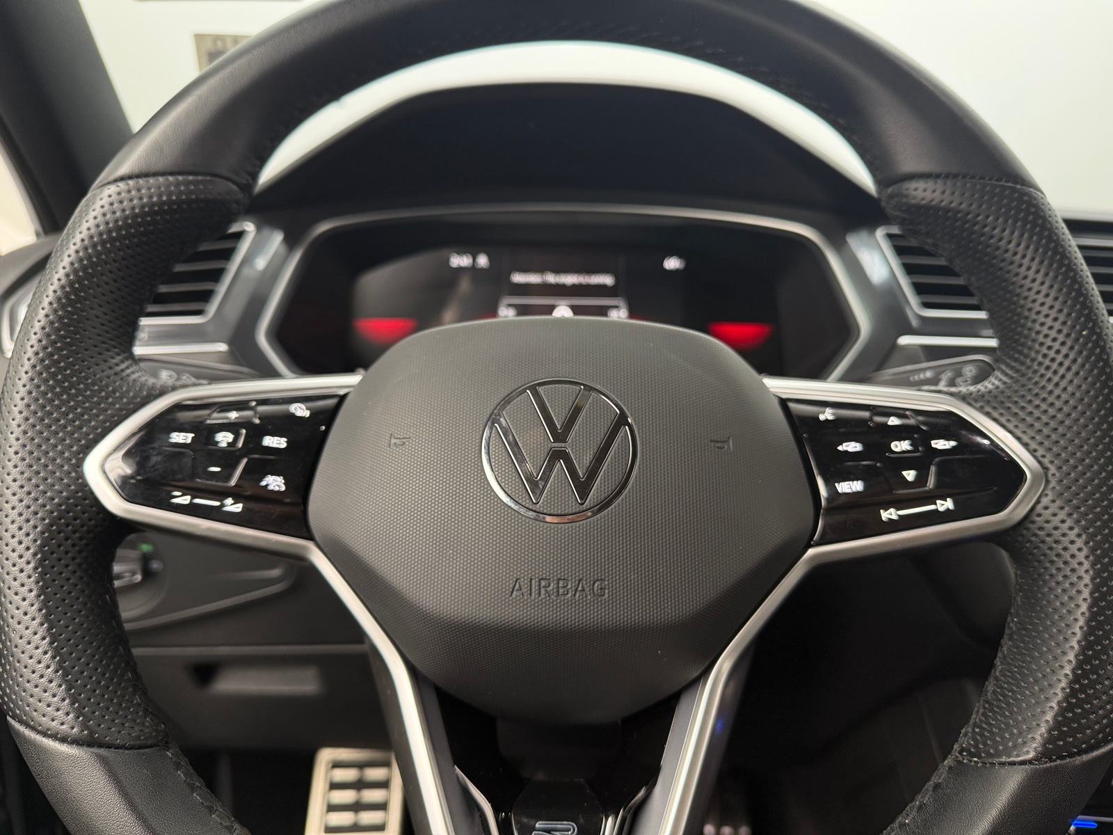 Thumbnail: 2023 Volkswagen Tiguan - 4