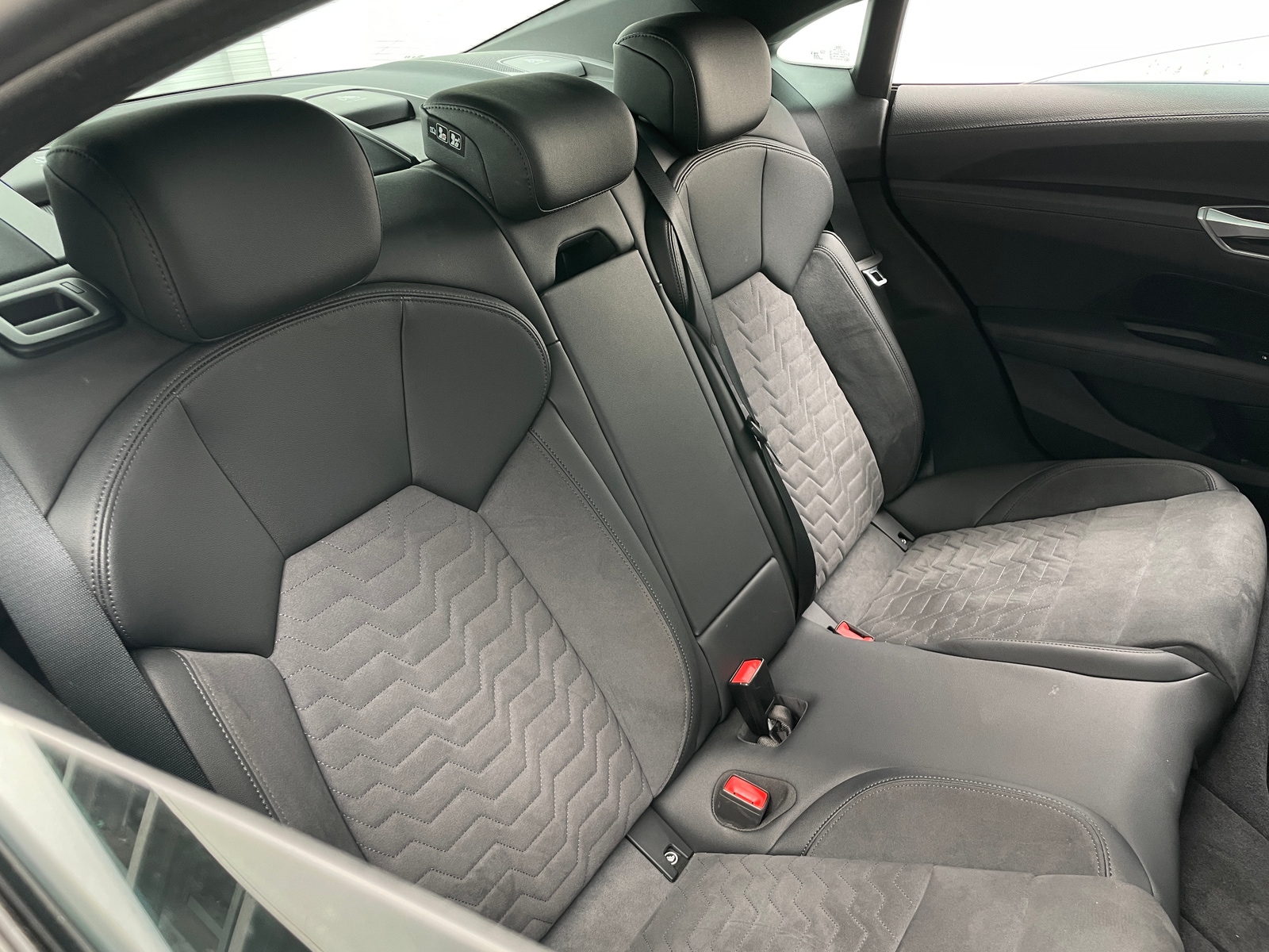 Thumbnail: 2022 Audi e-tron GT - 5