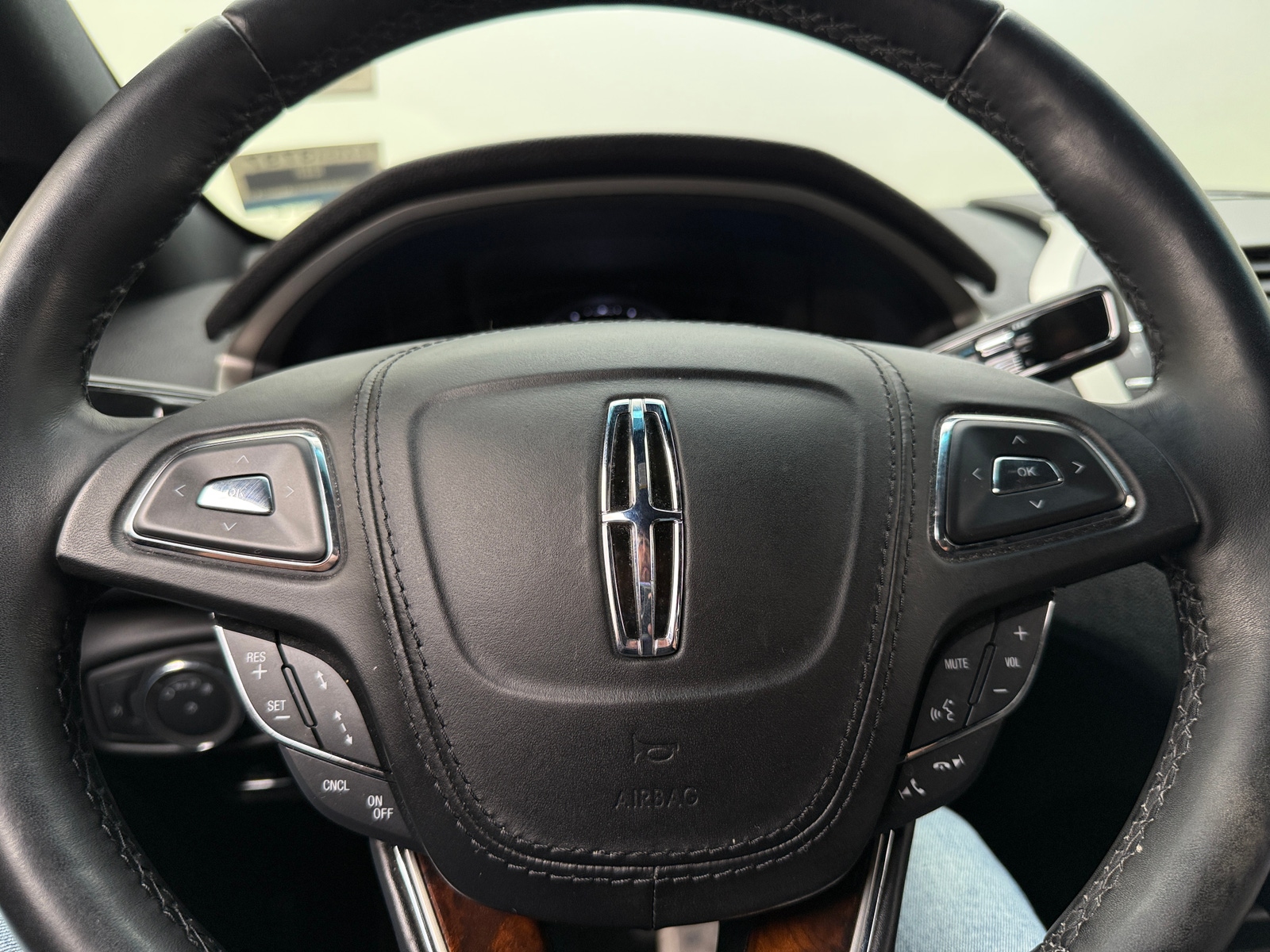 Thumbnail: 2020 Lincoln MKZ - 4