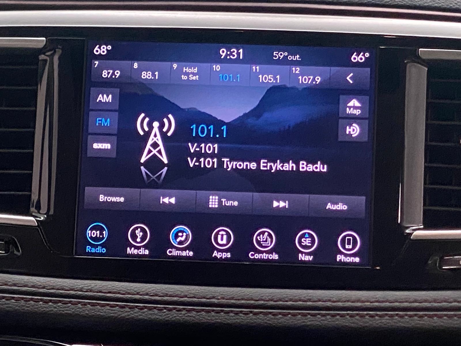 Thumbnail: 2018 Chrysler Pacifica - 3