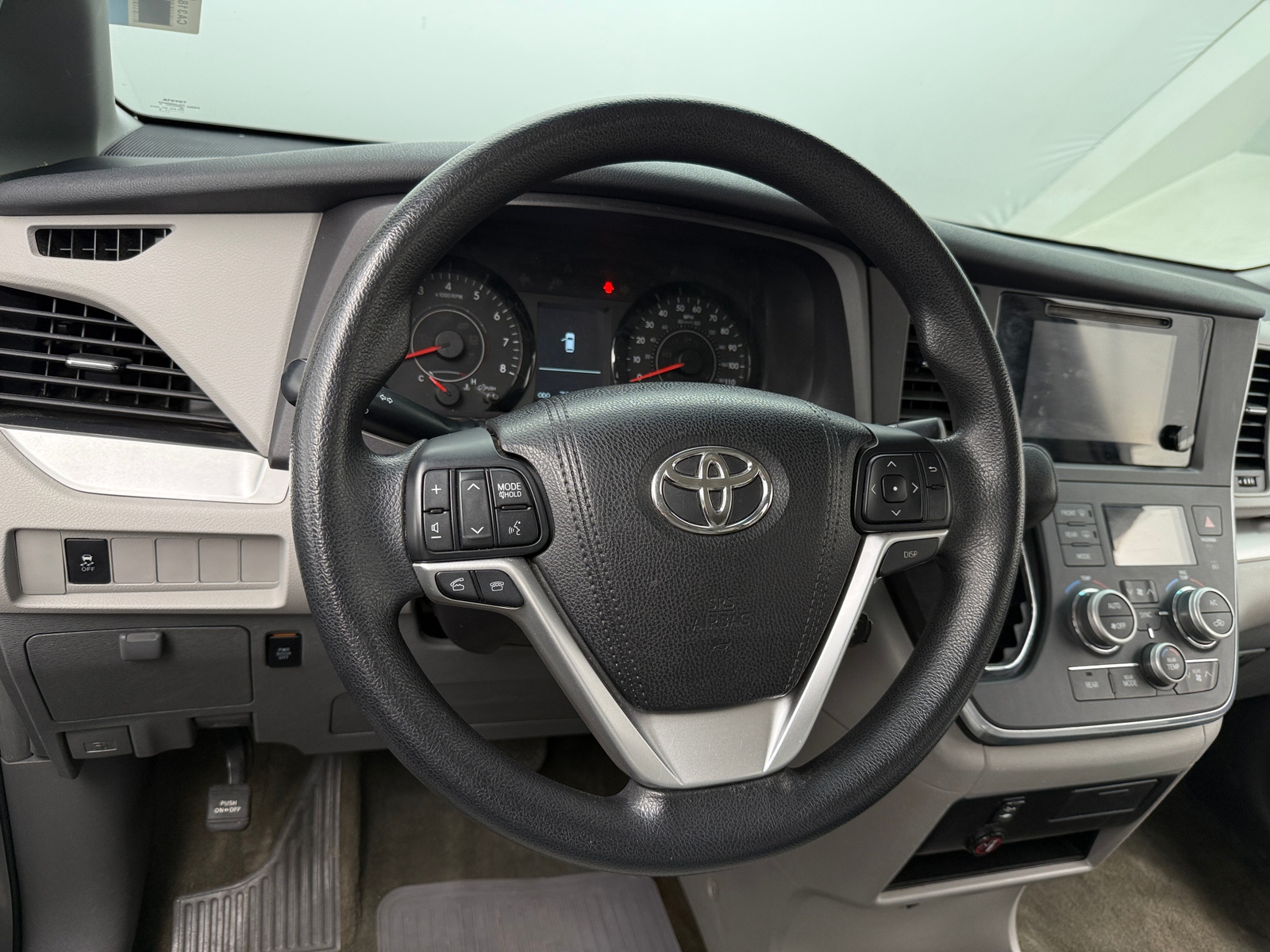 Thumbnail: 2016 Toyota Sienna - 5