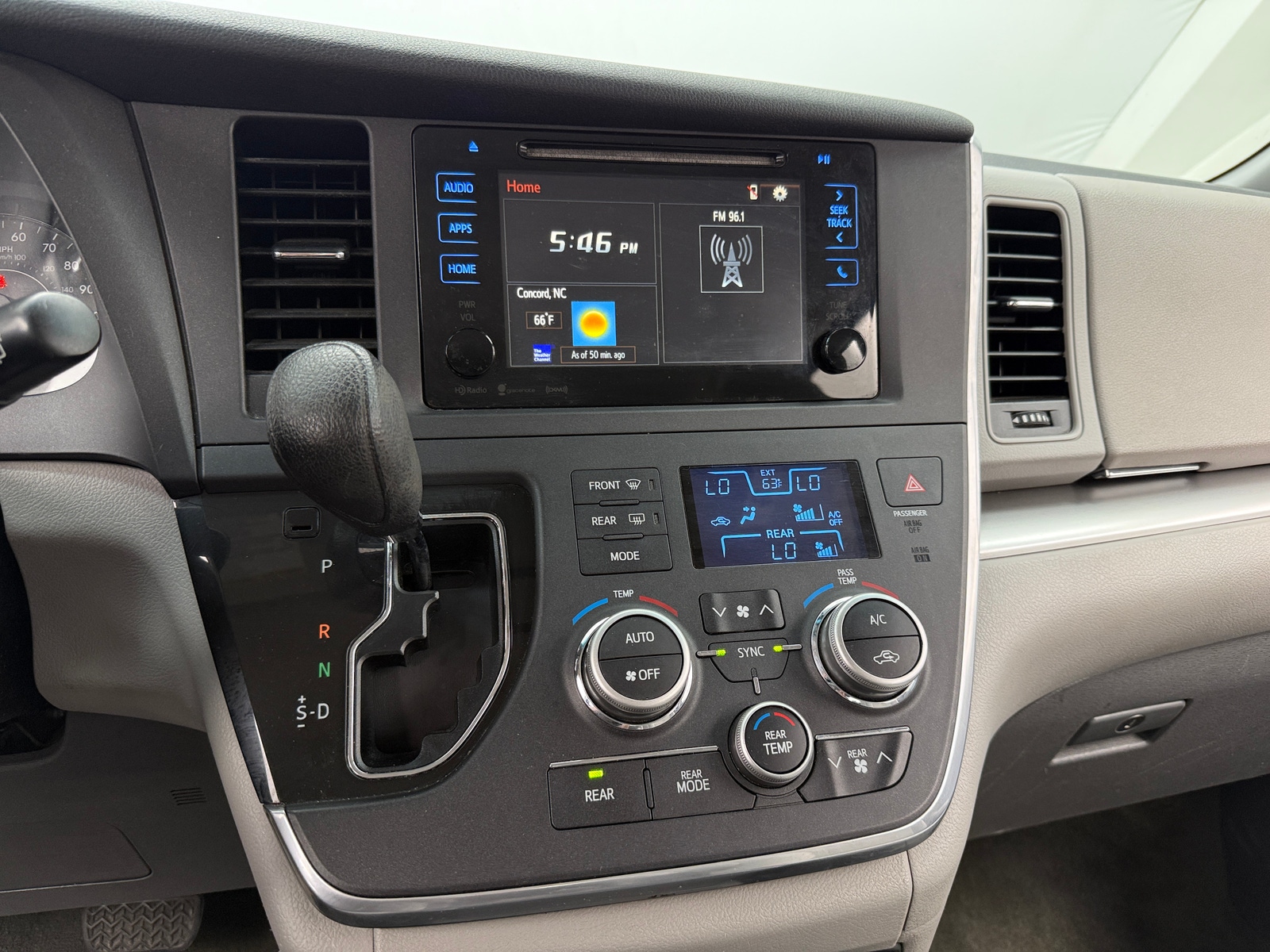 Thumbnail: 2016 Toyota Sienna - 4