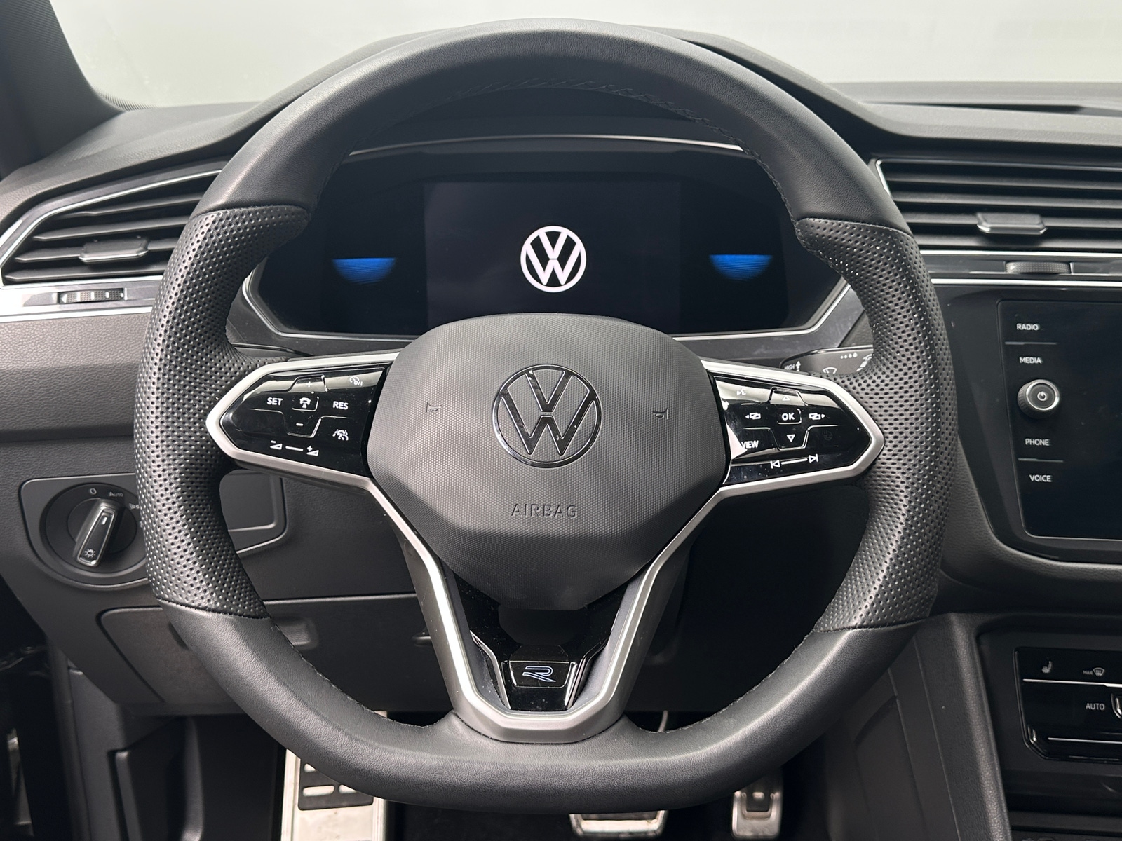 Thumbnail: 2022 Volkswagen Tiguan - 4