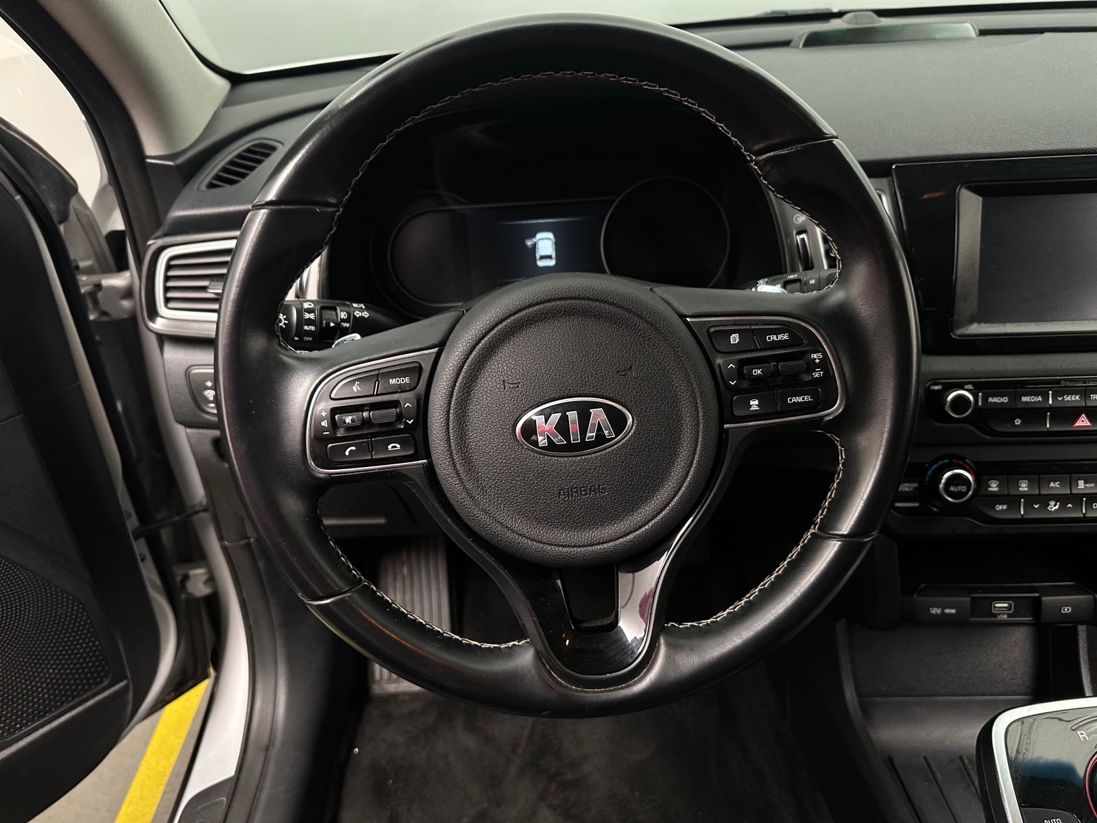 Thumbnail: 2019 Kia Niro - 4