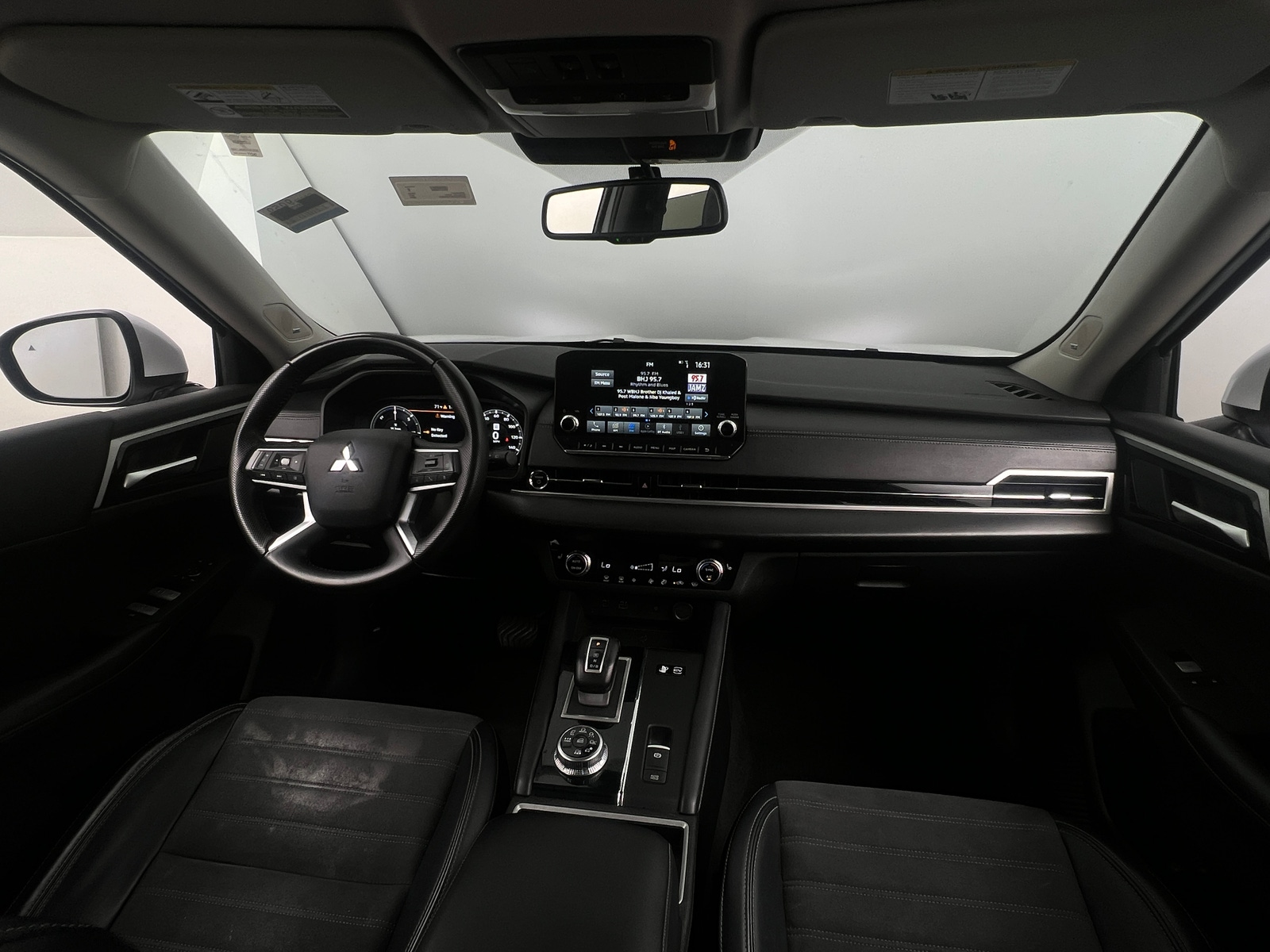 Thumbnail: 2023 Mitsubishi Outlander - 2