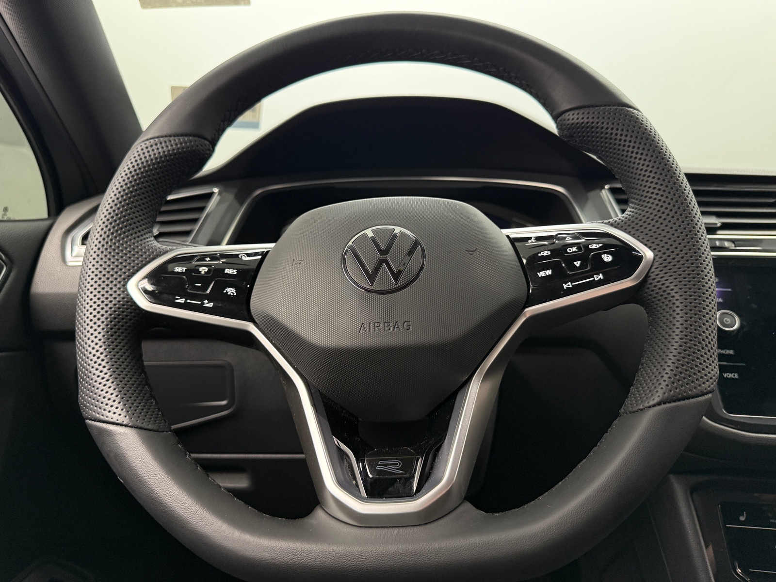 Thumbnail: 2022 Volkswagen Tiguan - 4