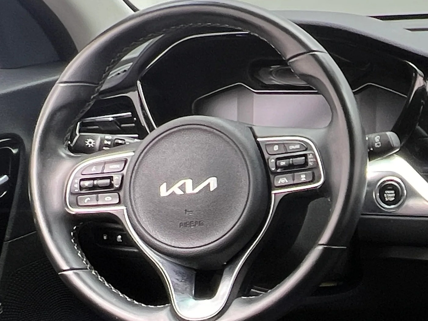 Thumbnail: 2022 Kia Niro - 4