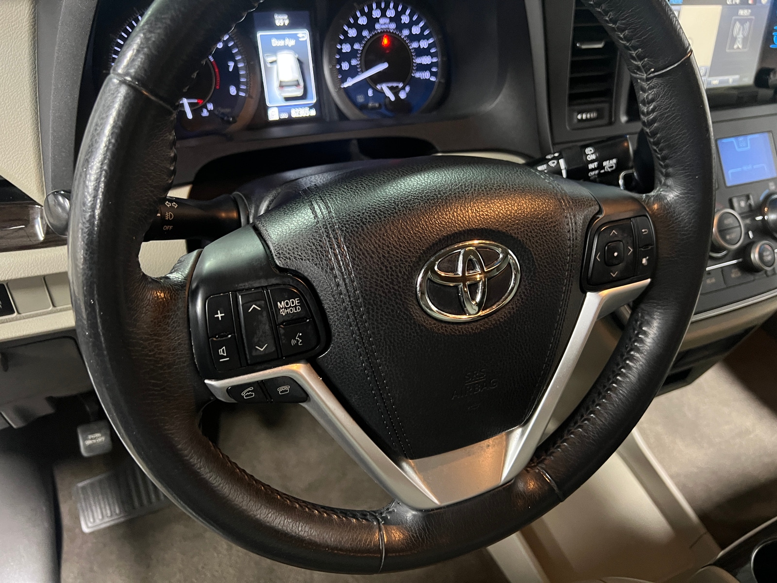 Thumbnail: 2016 Toyota Sienna - 4