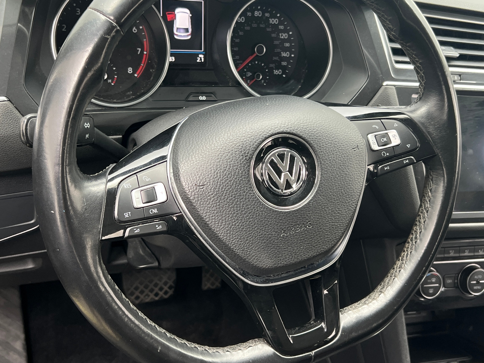 Thumbnail: 2018 Volkswagen Tiguan - 4