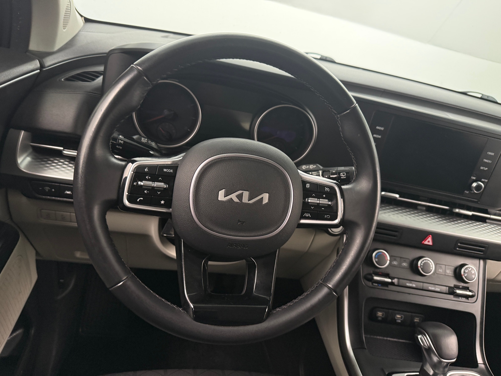 Thumbnail: 2023 Kia Carnival - 4