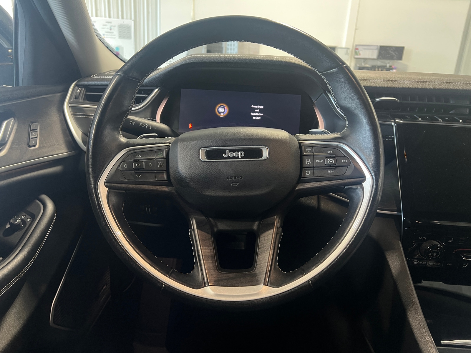 Thumbnail: 2022 Jeep Grand Cherokee L - 4