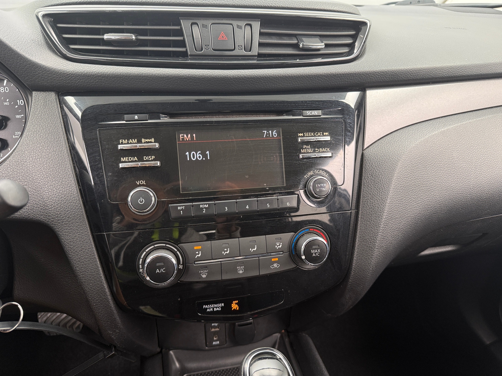 Thumbnail: 2017 Nissan Rogue Sport - 4