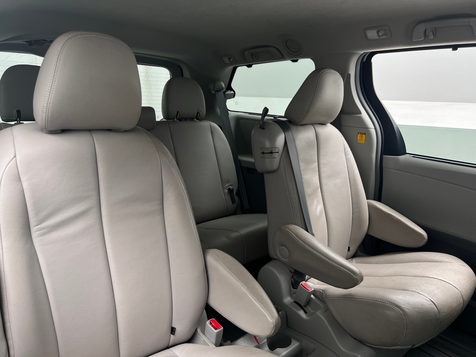 Thumbnail: 2011 Toyota Sienna - 6