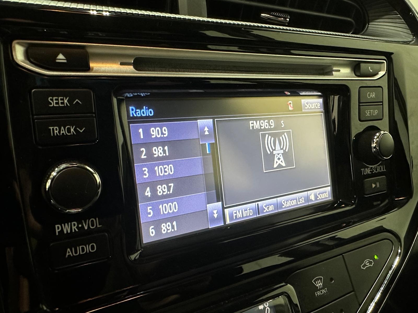 Thumbnail: 2018 Toyota Prius c - 4