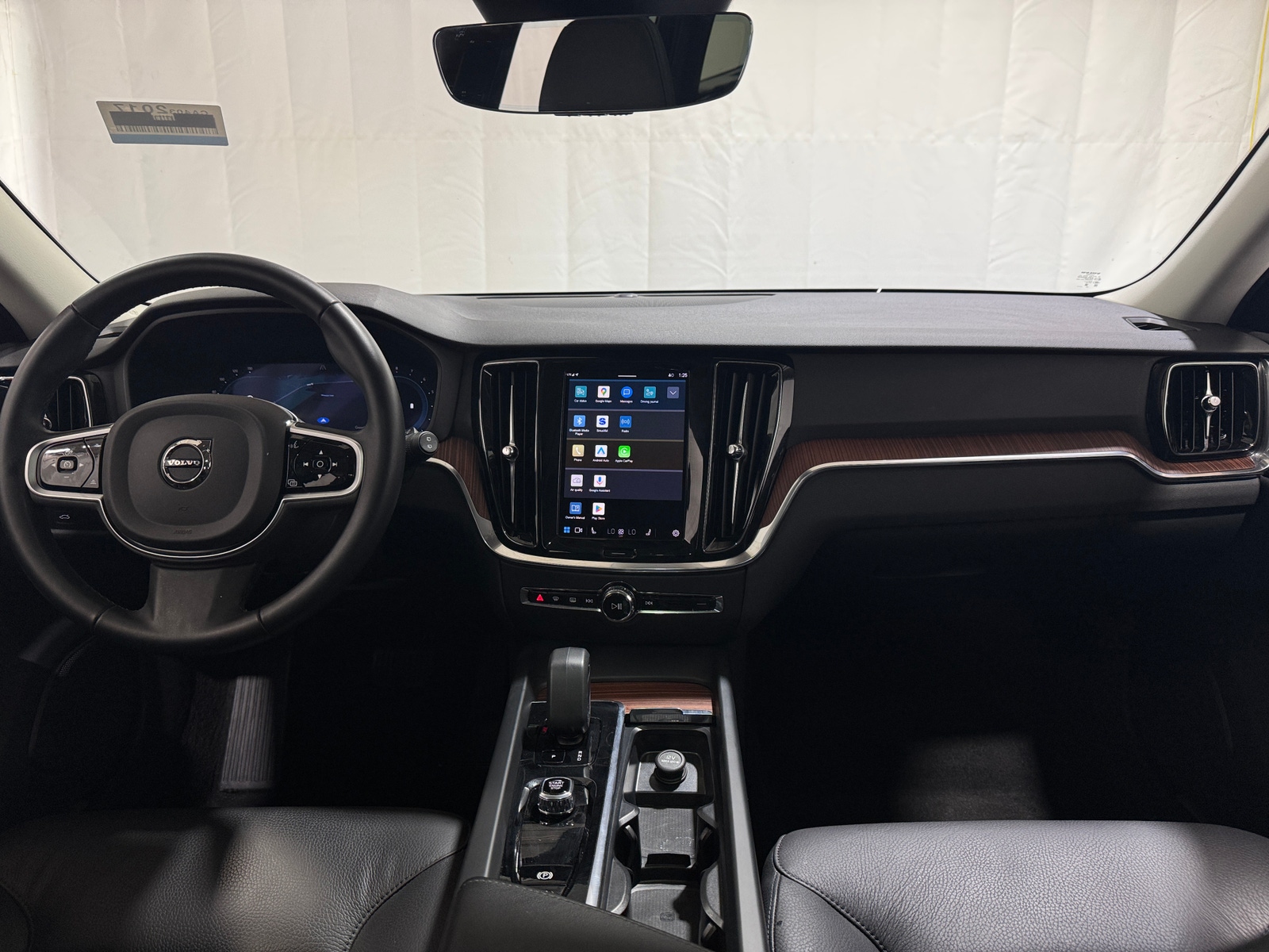 Thumbnail: 2025 Volvo V60 - 2