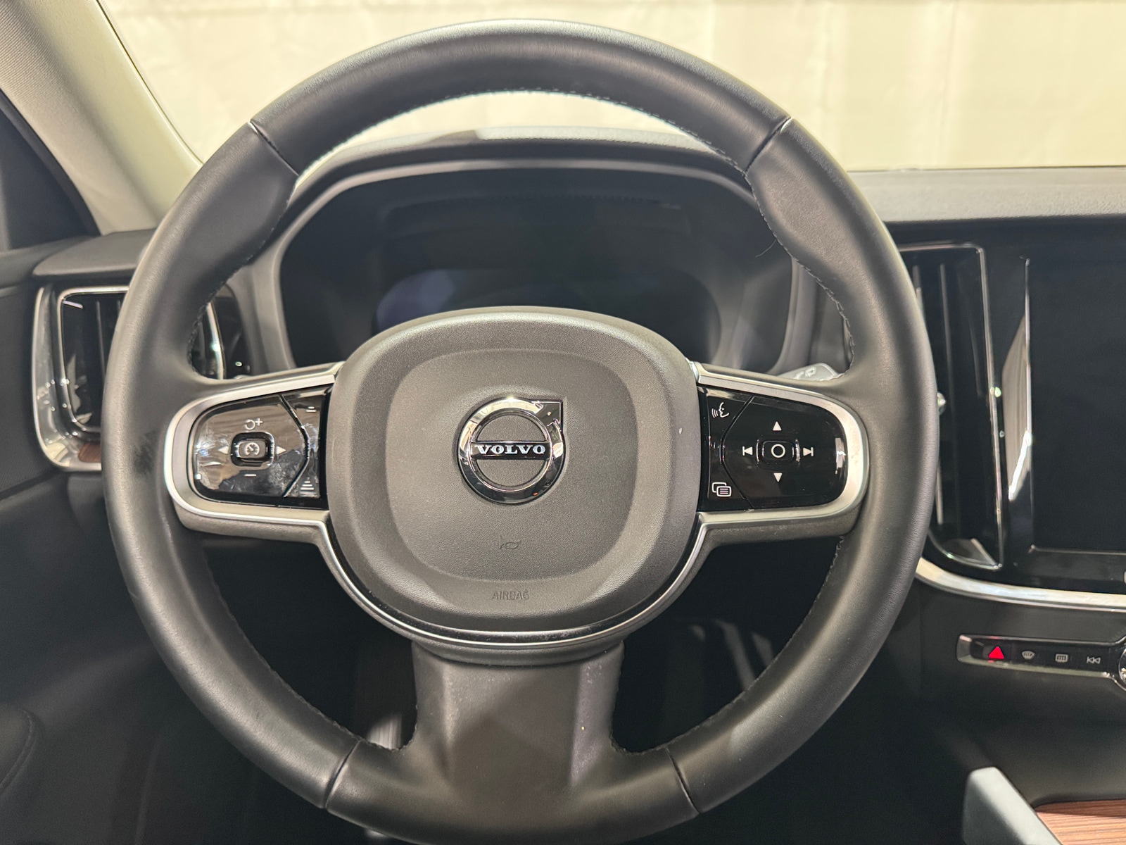 Thumbnail: 2025 Volvo V60 - 4