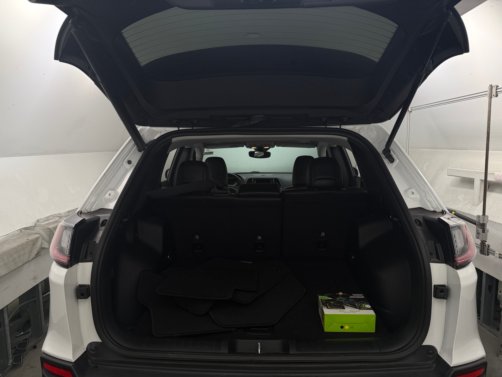 Thumbnail: 2019 Jeep Cherokee - 6