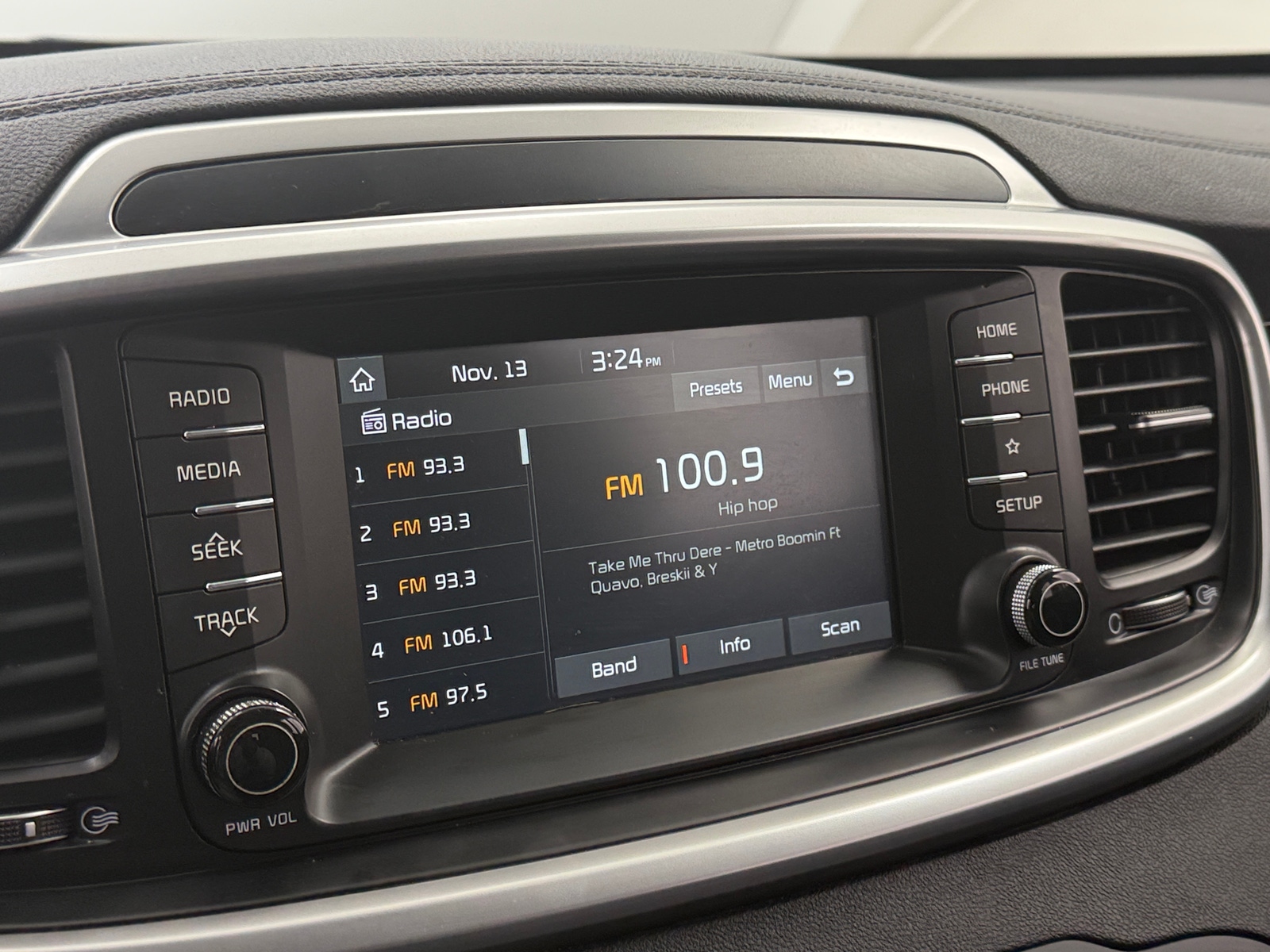 Thumbnail: 2019 Kia Sorento - 4