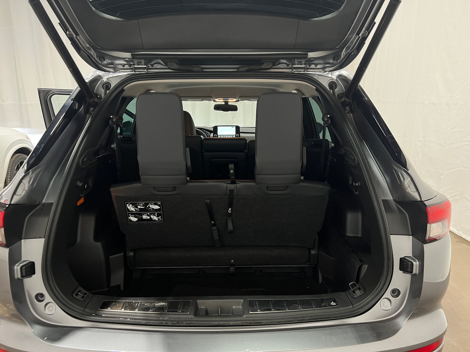 Thumbnail: 2023 Mitsubishi Outlander - 6