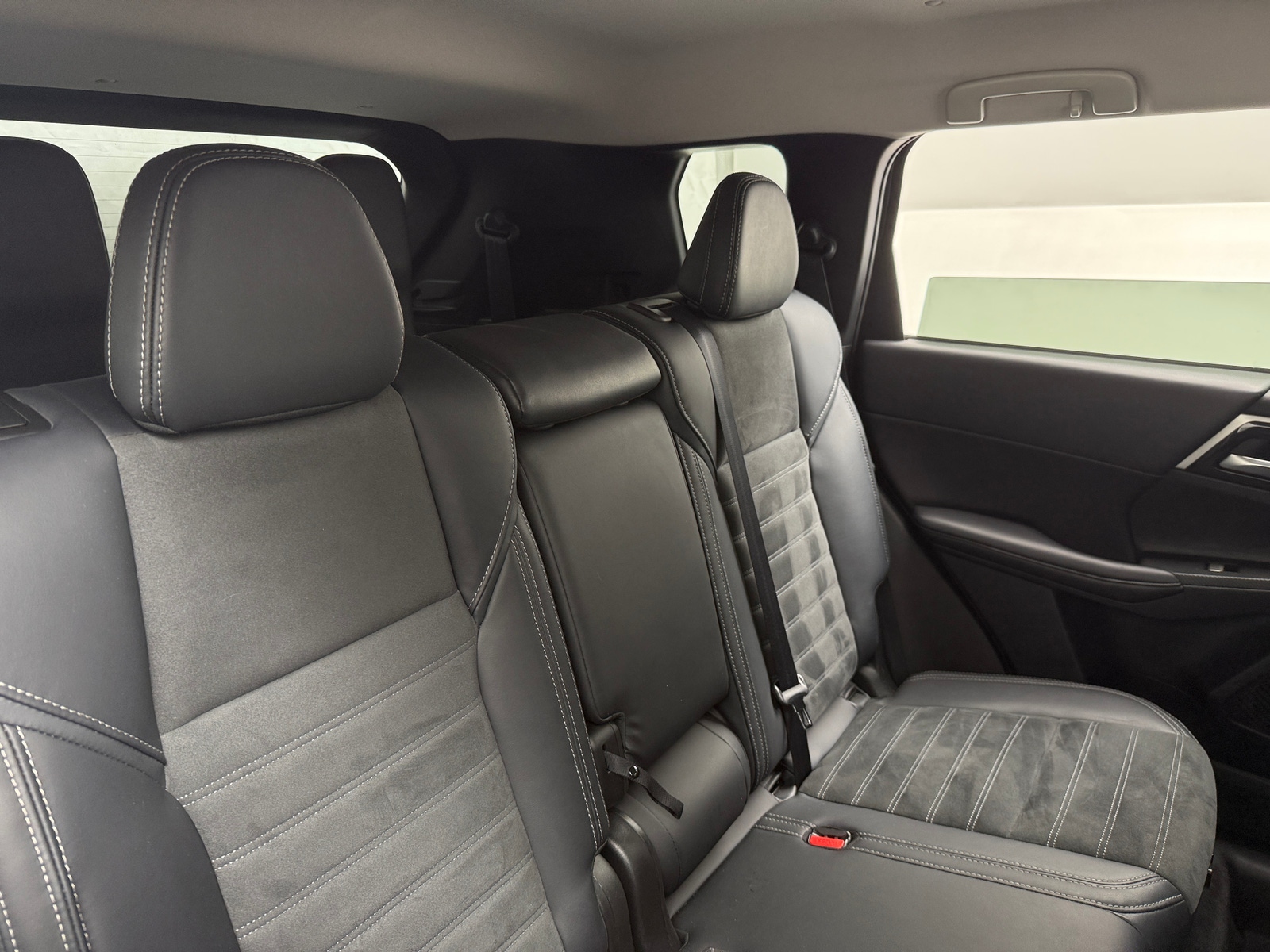 Thumbnail: 2024 Mitsubishi Outlander - 5