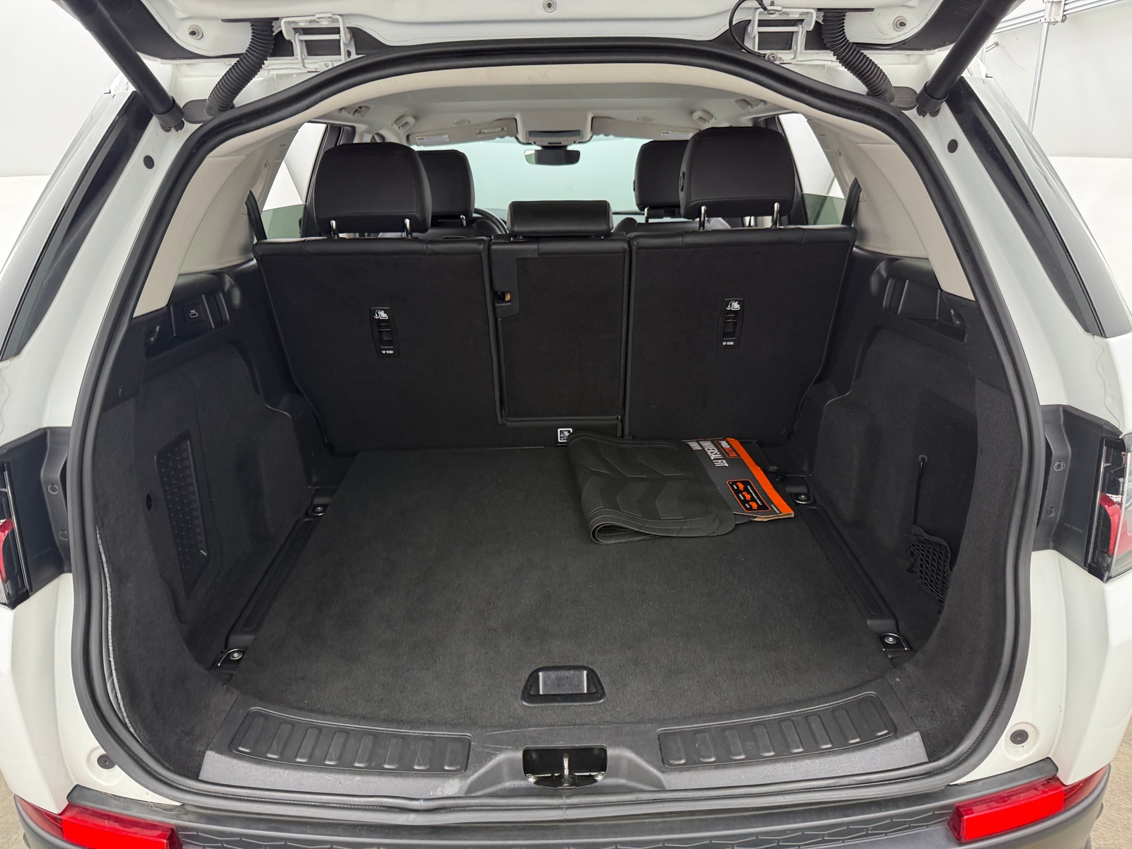 Thumbnail: 2023 Land Rover Discovery Sport - 6