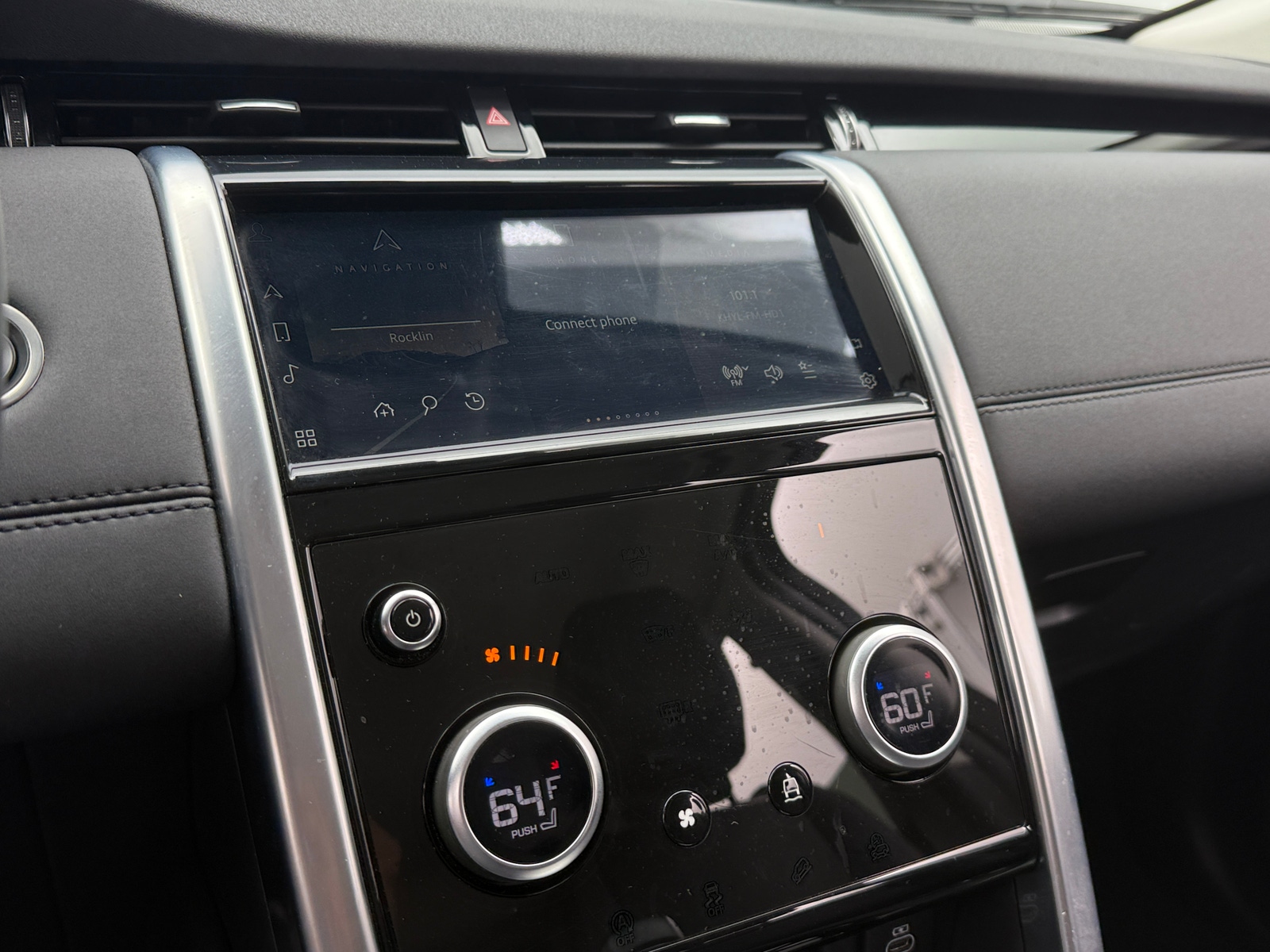 Thumbnail: 2023 Land Rover Discovery Sport - 3