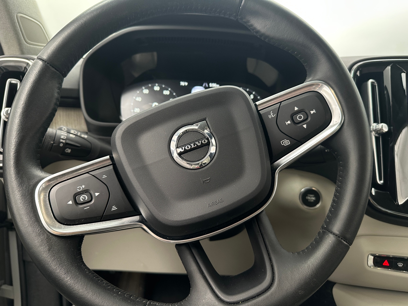 Thumbnail: 2019 Volvo XC40 - 4