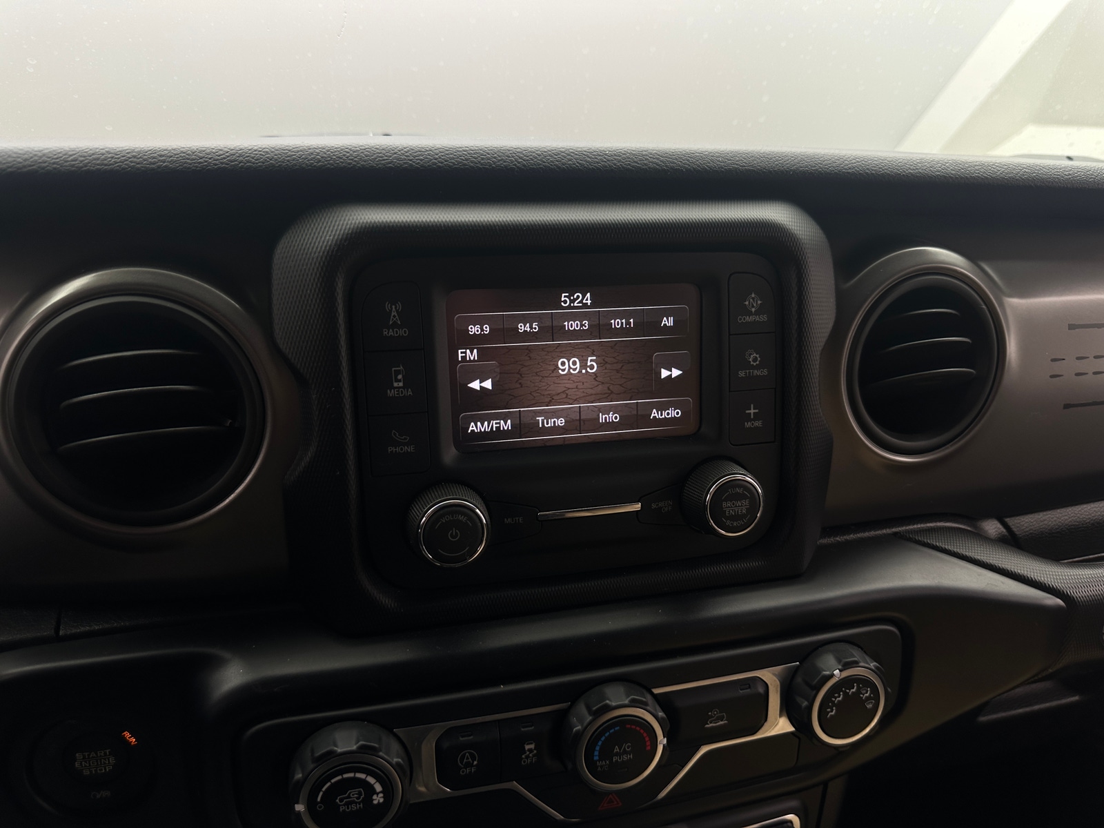 Thumbnail: 2021 Jeep Gladiator - 4