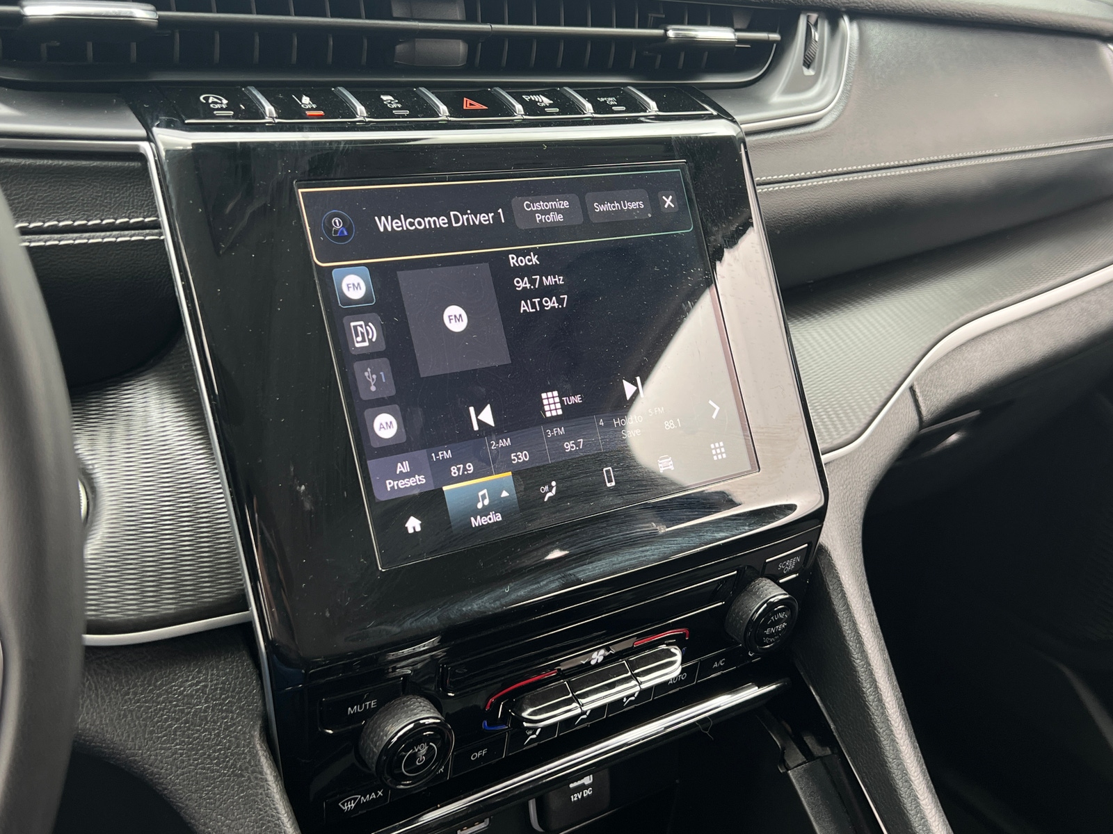 Thumbnail: 2023 Jeep Grand Cherokee L - 4