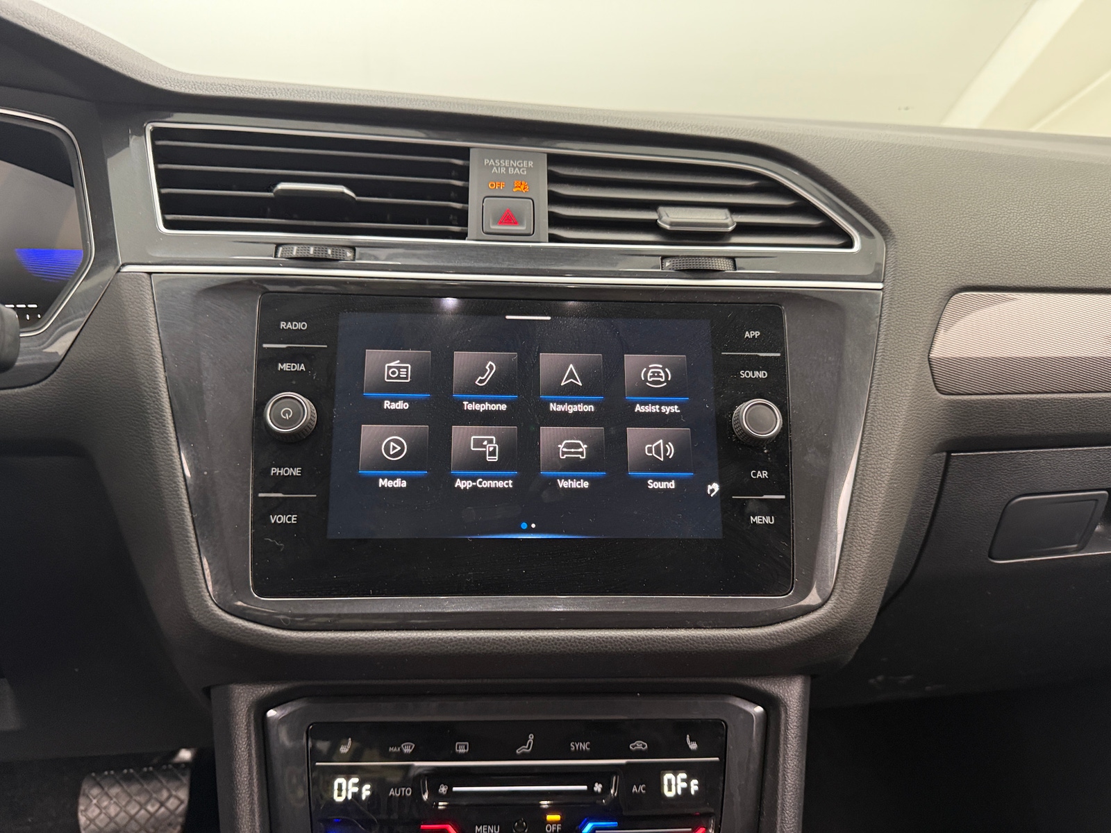 Thumbnail: 2024 Volkswagen Tiguan - 3