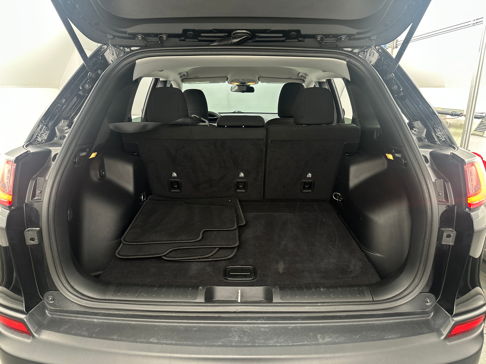 Thumbnail: 2019 Jeep Cherokee - 7