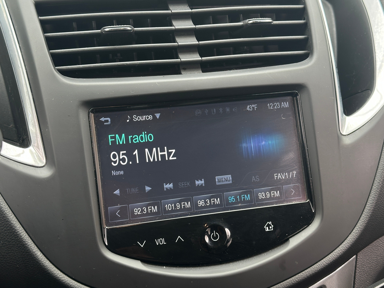 Thumbnail: 2016 Chevrolet Trax - 3