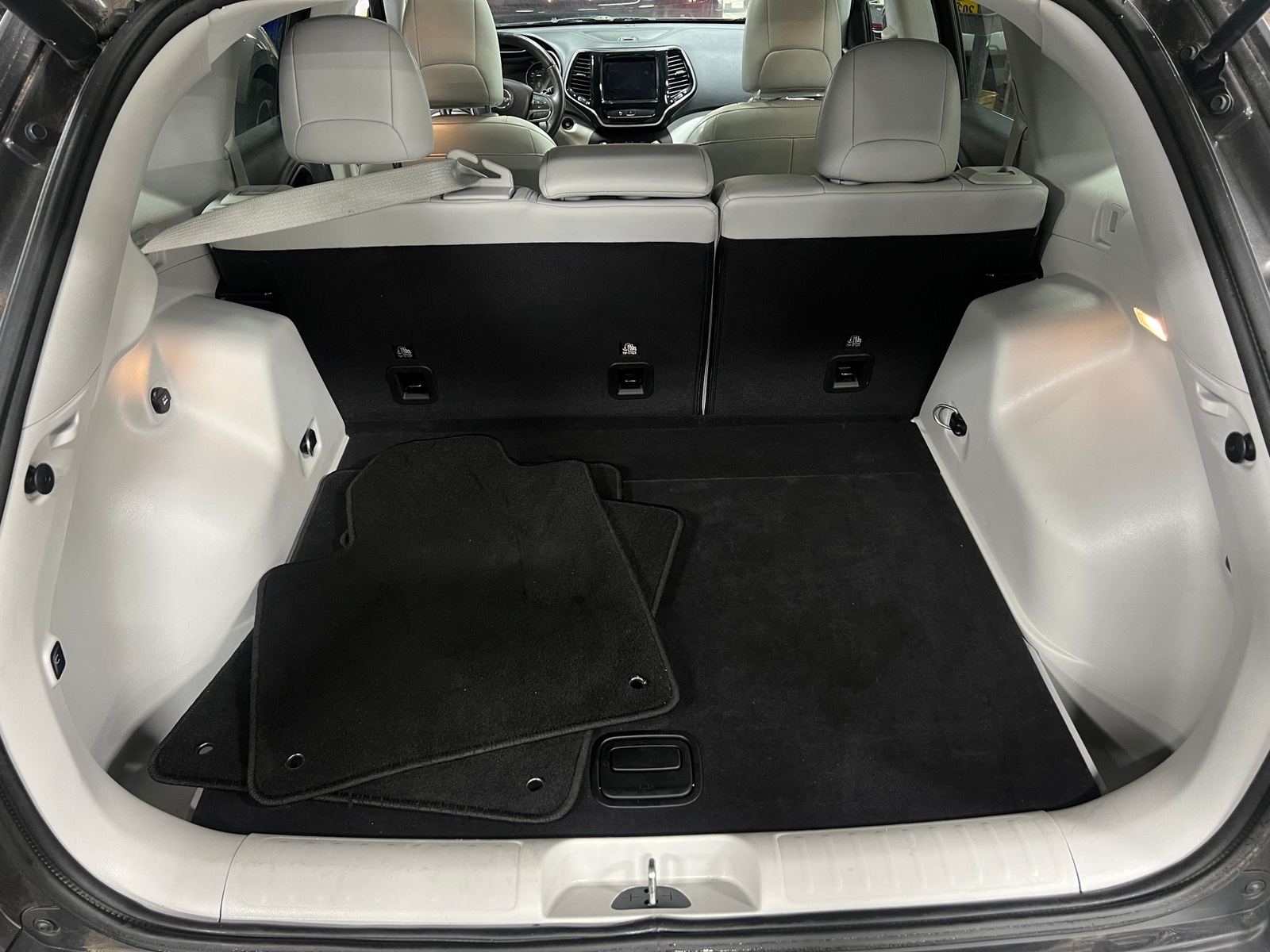 Thumbnail: 2019 Jeep Cherokee - 6