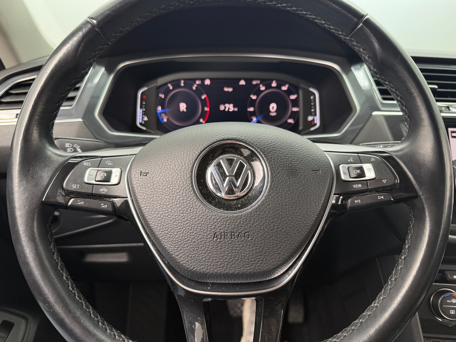 Thumbnail: 2019 Volkswagen Tiguan - 4