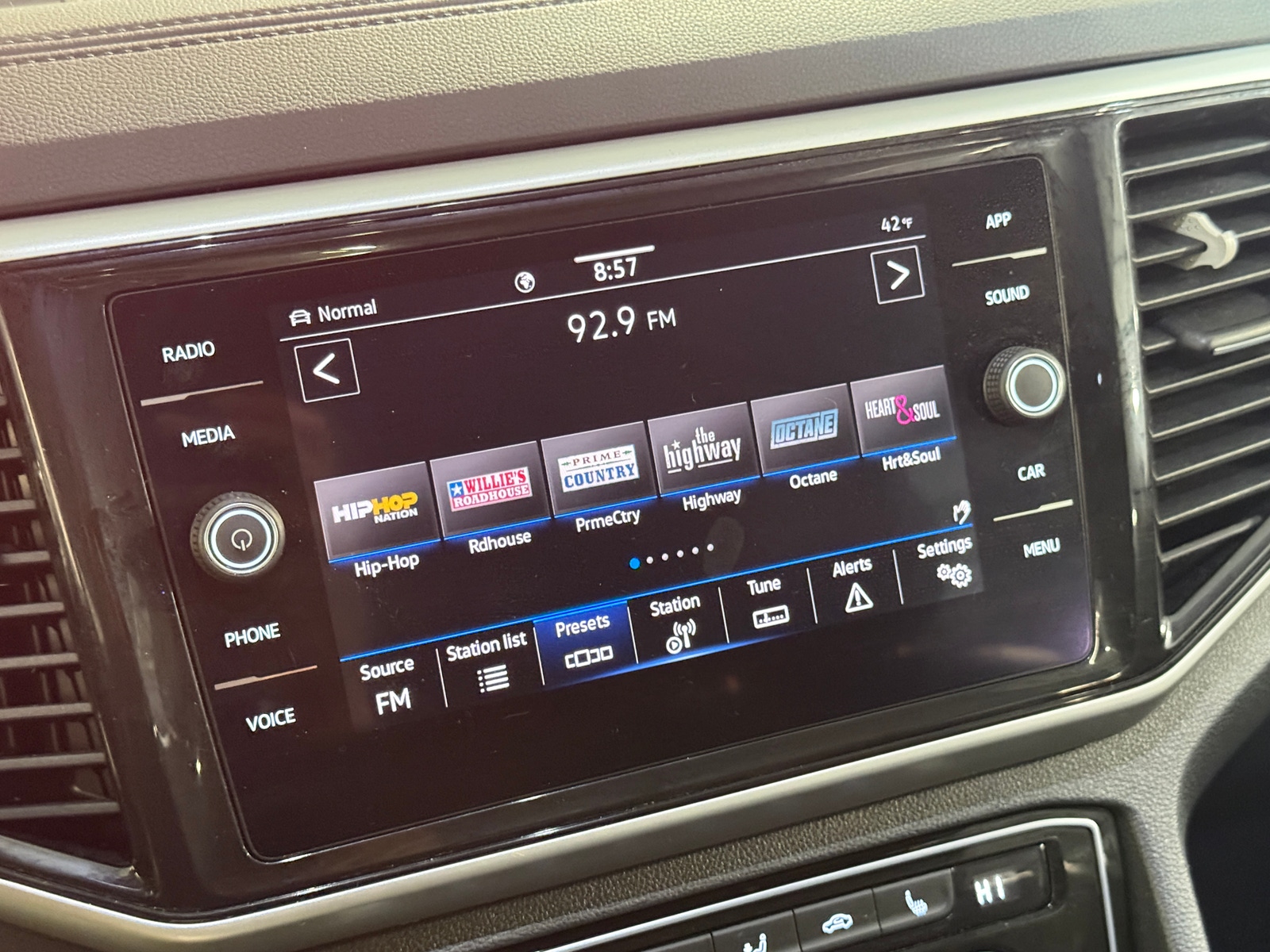 Thumbnail: 2022 Volkswagen Atlas - 3