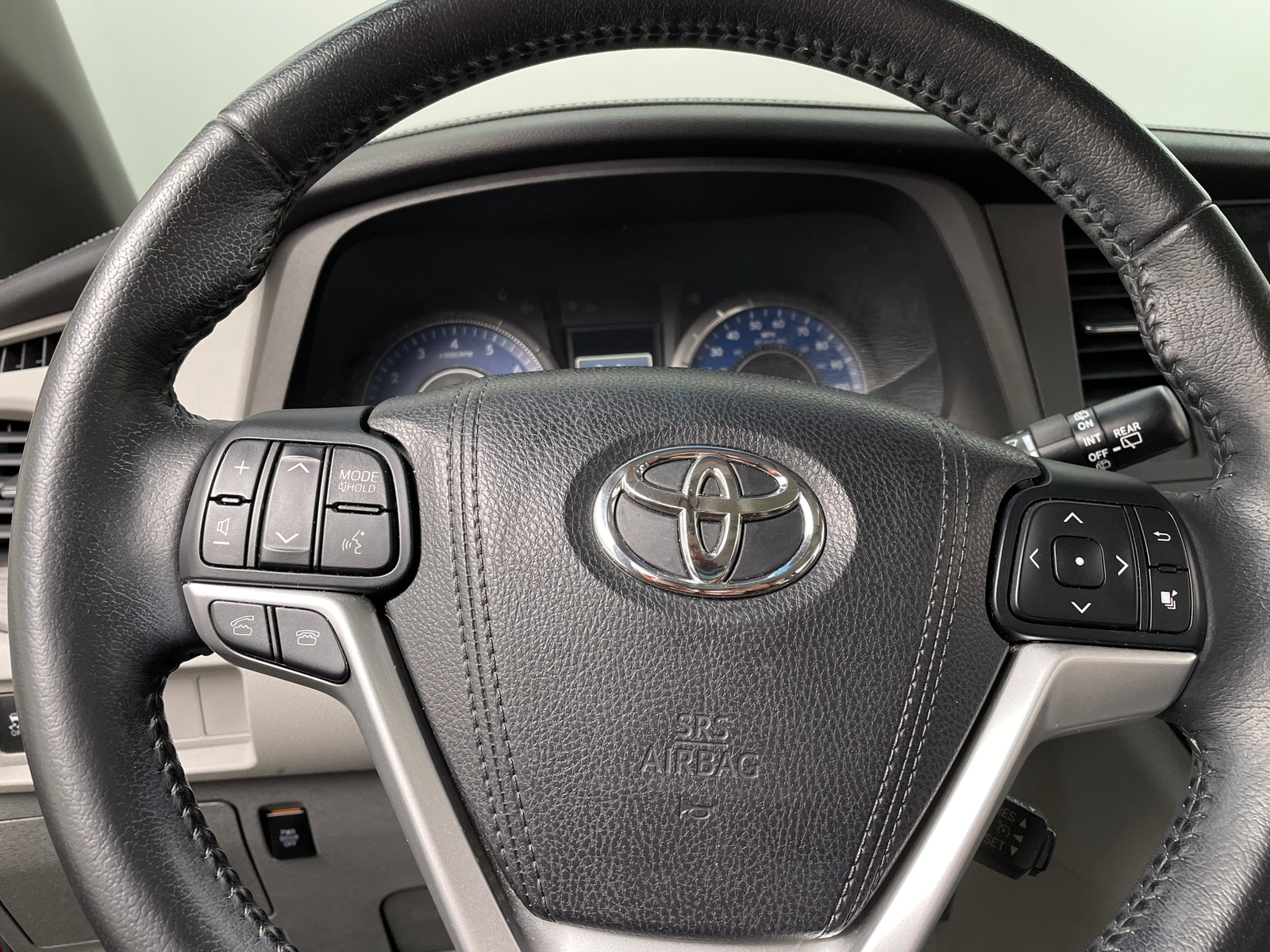 Thumbnail: 2015 Toyota Sienna - 4