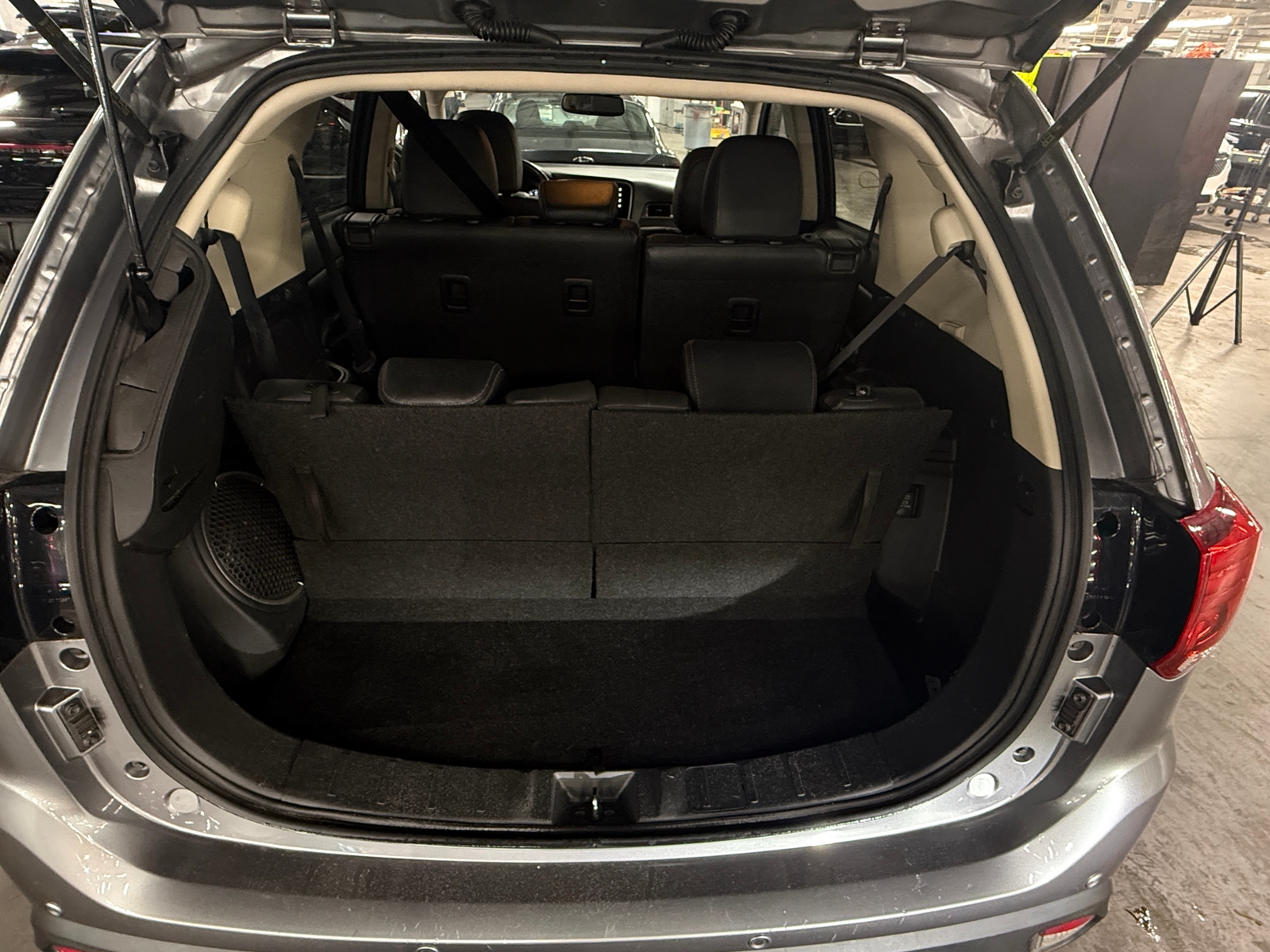 Thumbnail: 2019 Mitsubishi Outlander - 6