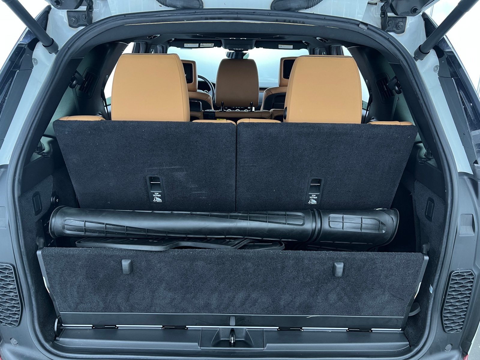 Thumbnail: 2018 Land Rover Discovery - 6