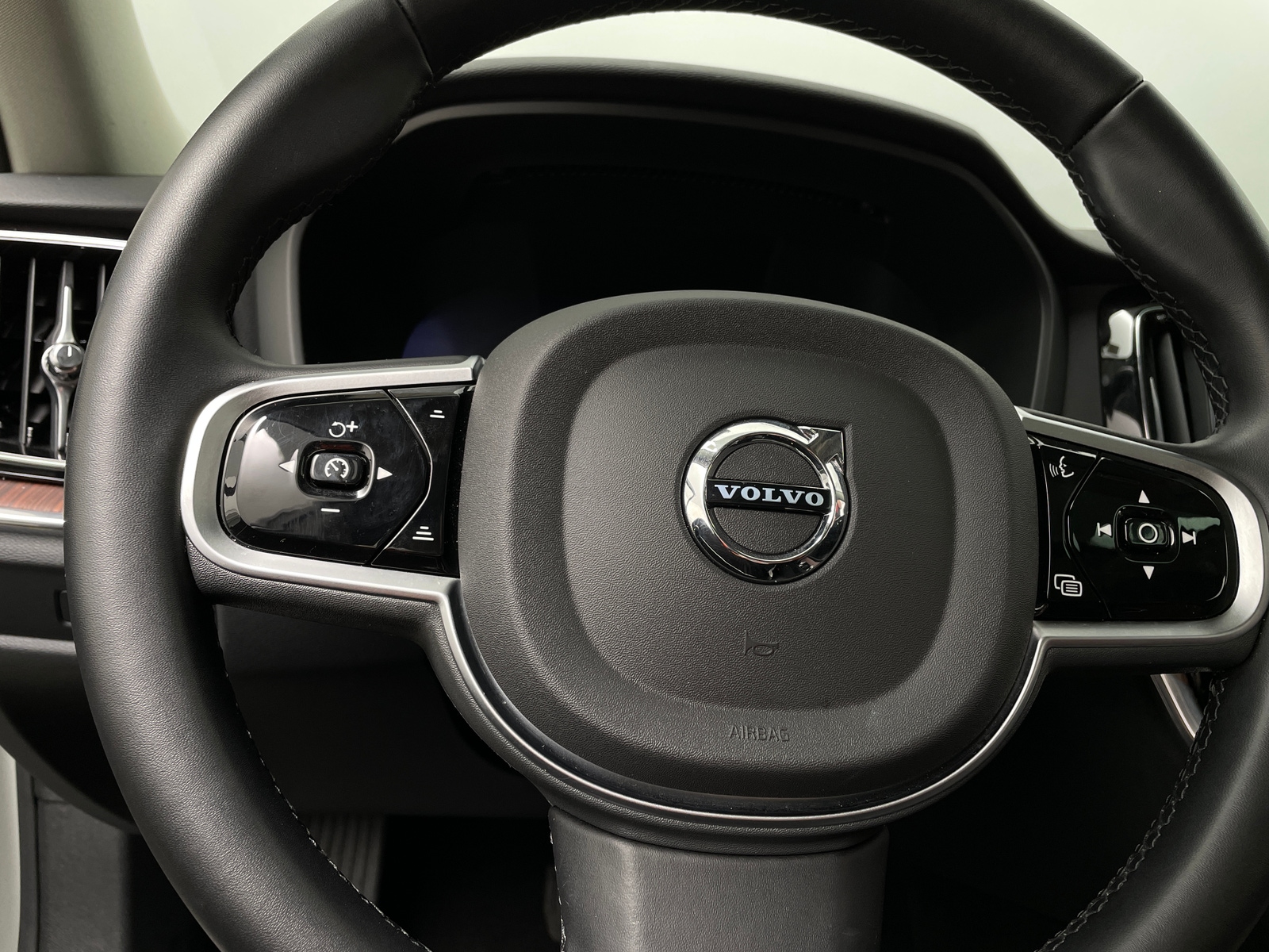 Thumbnail: 2025 Volvo V60 - 4