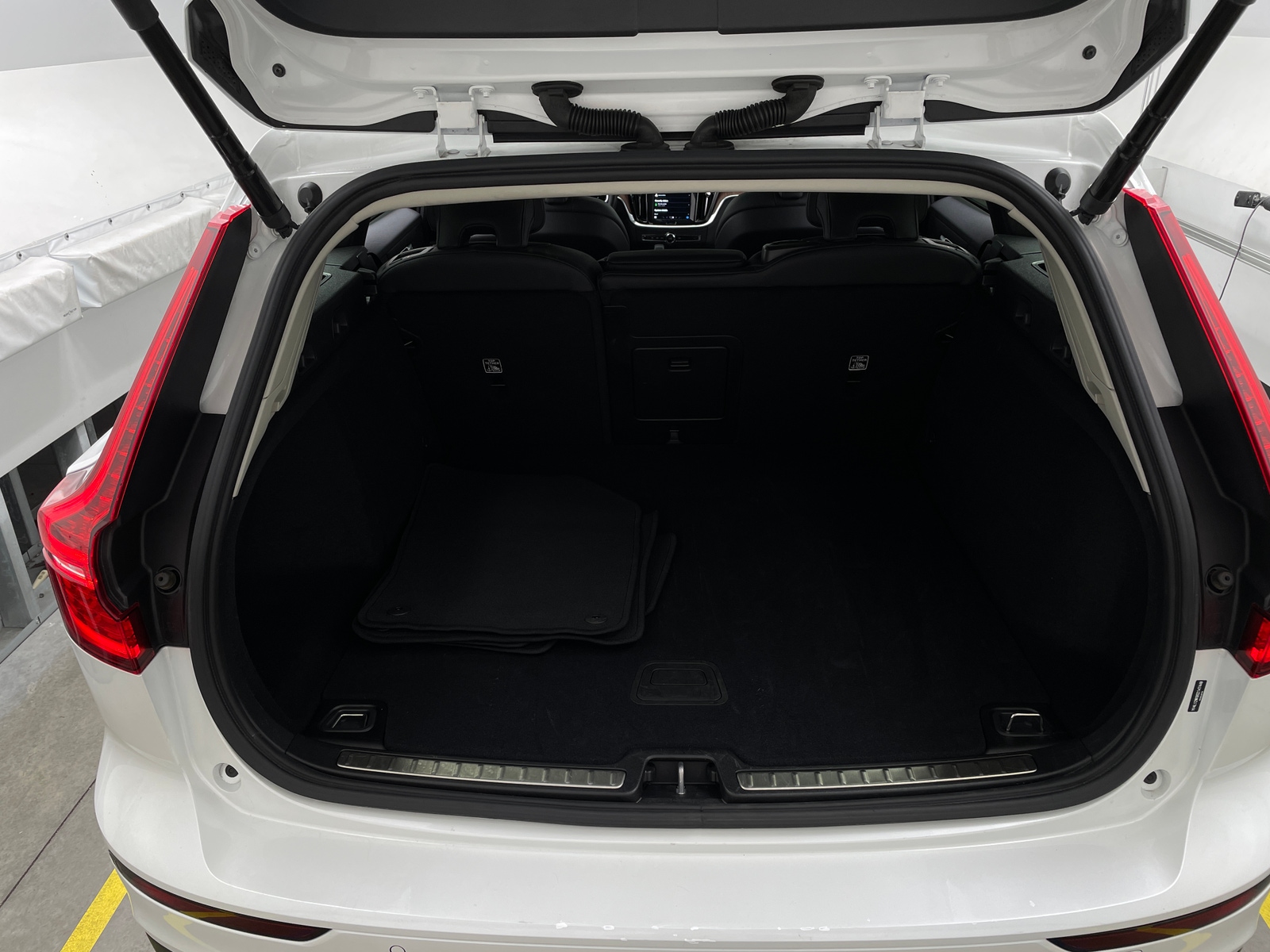 Thumbnail: 2025 Volvo V60 - 6