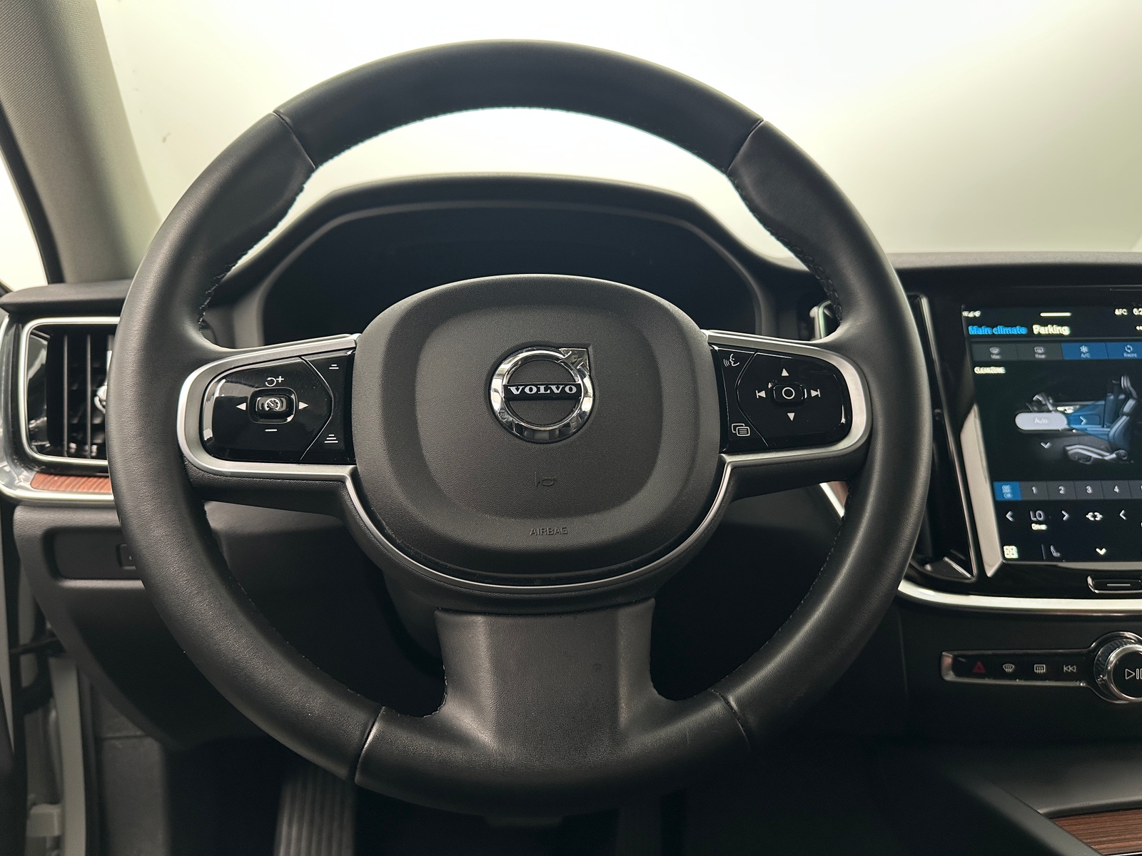 Thumbnail: 2025 Volvo V60 - 4